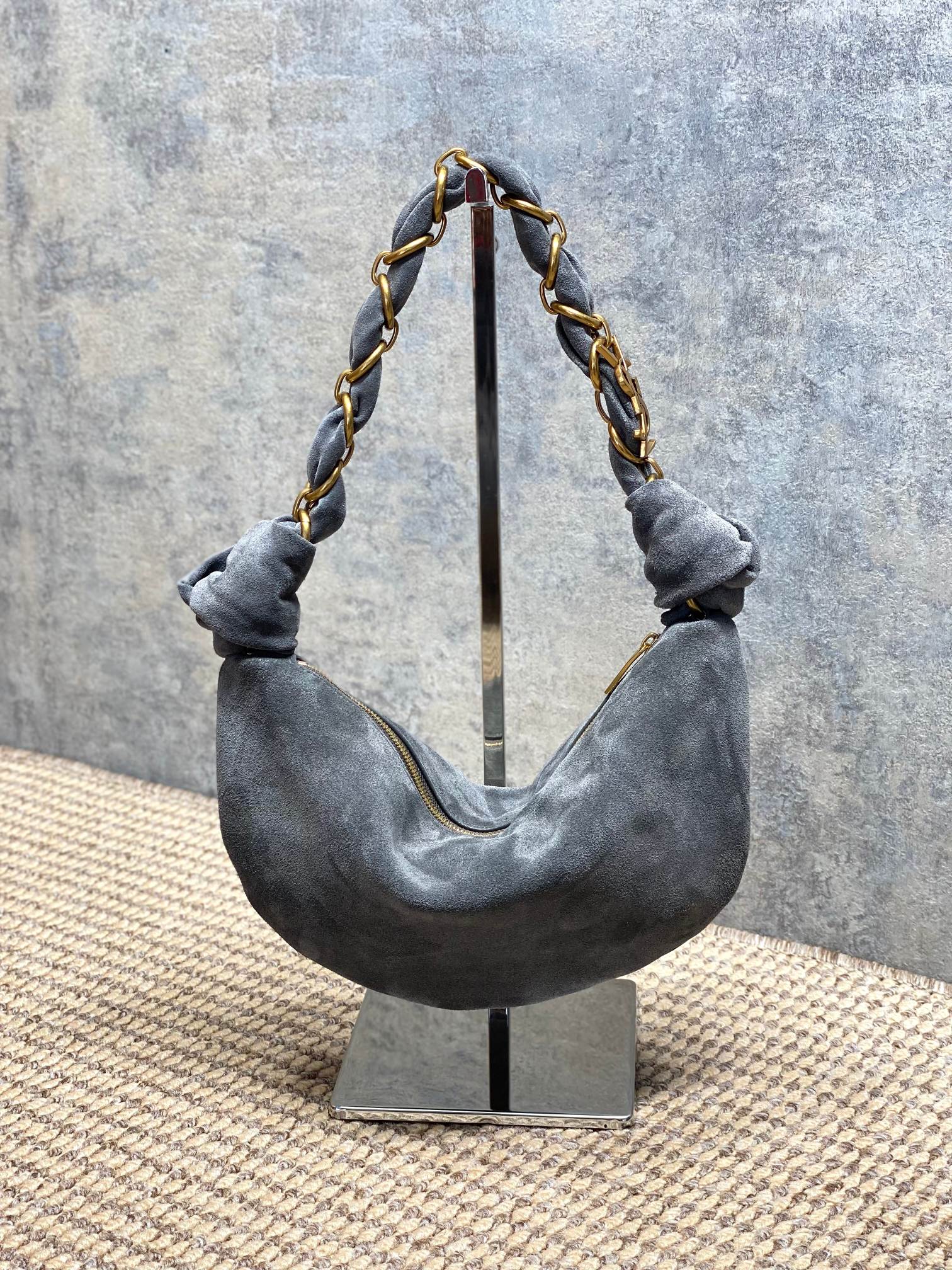 NO:851443,The urban gray YSL 26S5 Amalia handbag is made of fine dyed suede nubuck leather. It feels super soft and has a texture of 6. The metal winding handle design is rebellious and elegant. The black bag body is low-key and versatile, and can be easily used in daily or formal occasions. The armpit bag shape is moderate in capacity, practical and fashionable, and the shoulder strap details are very recognizable. It is the highlight of the Yves Saint Laurent 2655 series!  Size 19x13x10cm Model 862558, YSL Saint Laurent grade original leather, saint laurent, saint laurent, Hermes,19860909都市灰 YSL 26S5 Amalia手袋,选用细腻侵染反绒磨砂皮,手感超柔软,质感满分6金属缠绕手柄设计,叛逆又优雅,黑色包身低调百搭,日常或正式场合都能轻松驾驭.腋下包造型,容量适中,实用又时髦,肩带细节超有辨识度,是圣罗兰2655系列的亮点单品！ 尺寸19x13x10cm 型号862558,YSL圣罗兰特级原厂皮,saint laurent,saint laurent,Hermes,,Bag