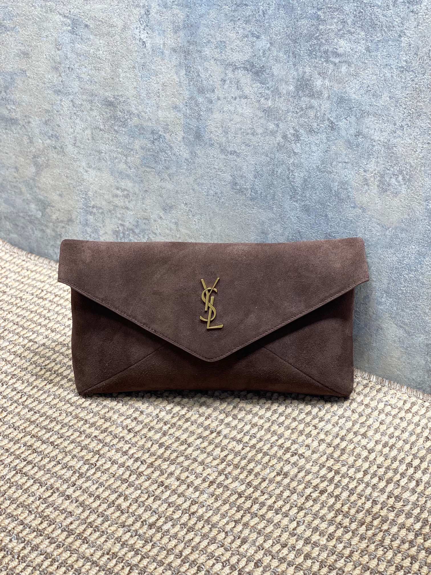 NO:812121,YSL Yves Saint Laurent envelope clutch bag is made of frosted suede cowhide, which feels soft and textured. It is matched with the metal YSL logo, which is low-key and luxurious. The envelope-style design + magnetic snap buckle is easy to open and close. The internal space can be used to store daily small items such as mobile phones and card holders. It is practical and fashionable. It is suitable in size and looks great in hand or with a dress. It is a must-have for dinners and parties!  Pay attention to waterproof and anti-fouling materials when using suede materials!  Model 769307 Size 29.5x18x4.5, YSL Saint Laurent grade original leather, saint laurent, saint laurent, handbag, cowhide, Hermes,19860909YSL圣罗兰信封手拿包,选用磨砂反绒牛皮,手感柔软有质感,搭配金属YSL徽标,低调又奢华.信封式设计+磁性按扣,开合方便,内部空间可放手机、卡包等日常小物,实用又时髦.尺寸适中,手拿或搭配礼服都很出彩,晚宴、派对必备！翻毛材质要注意防水防污！ 型号769307 尺寸29.5x18x4.5,YSL圣罗兰特级原厂皮,saint laurent,saint laurent,handbag,cowhide,Hermes,,Bag