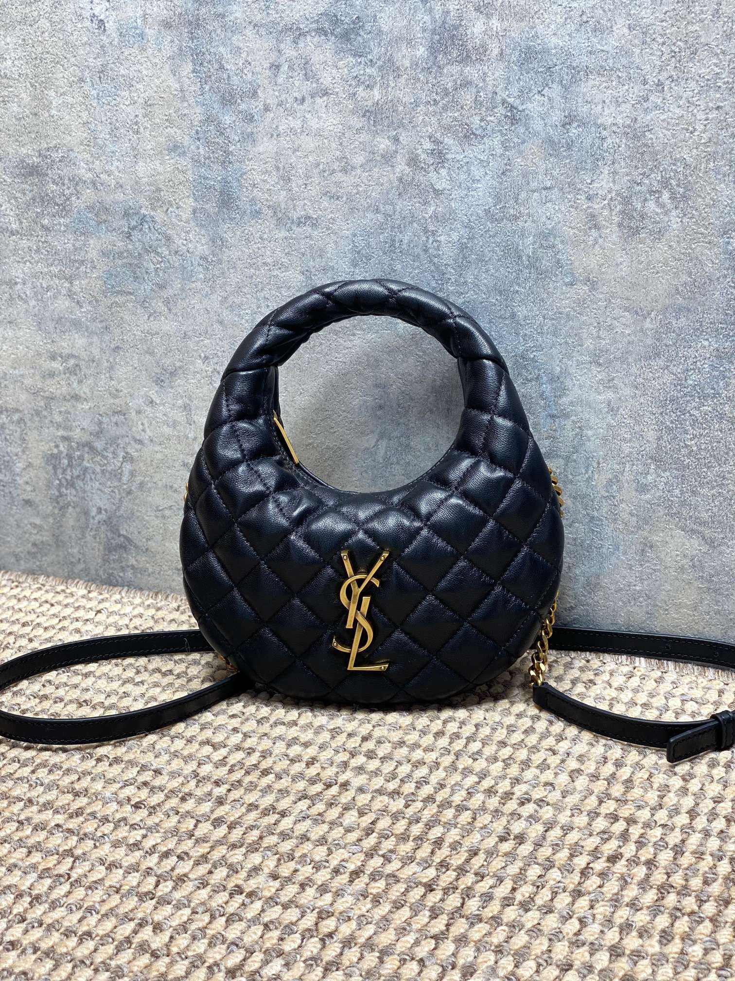 NO:851300,YSL ICARI NO black and gold sheepskin handbag is made of high-quality sheepskin, diamond pattern + metal logo, full of French elegance. Mini Hobo bag shape, suitable for hand-held or cross-body wear, easy to carry on daily trips or dates. The black and gold color is super versatile, and the interior space is small but can hold daily small items, practical and fashionable!  The ICARINO series has been YSL's most popular product in recent years. It is carried by celebrity bloggers and has a strong sense of fashion!  Model 871329 Size 19x12x5, YSL Saint Laurent grade original leather, saint laurent, saint laurent, sheepskin, Hermes,19860909YSL ICARI NO黑金羊皮手袋,选用优质羊皮,菱格纹+金属Logo,法式优雅满分.迷你Hobo包型,手提or斜挎都OK,日常出街、约会都能轻松驾驭.黑金配色超百搭,内部空间虽小但能装下日常小物,实用又时髦！ICARINO系列是YSL近年热门,明星博主都在背,时尚感爆棚！ 型号871329 尺寸19x12x5,YSL圣罗兰特级原厂皮,saint laurent,saint laurent,sheepskin,Hermes,,Bag