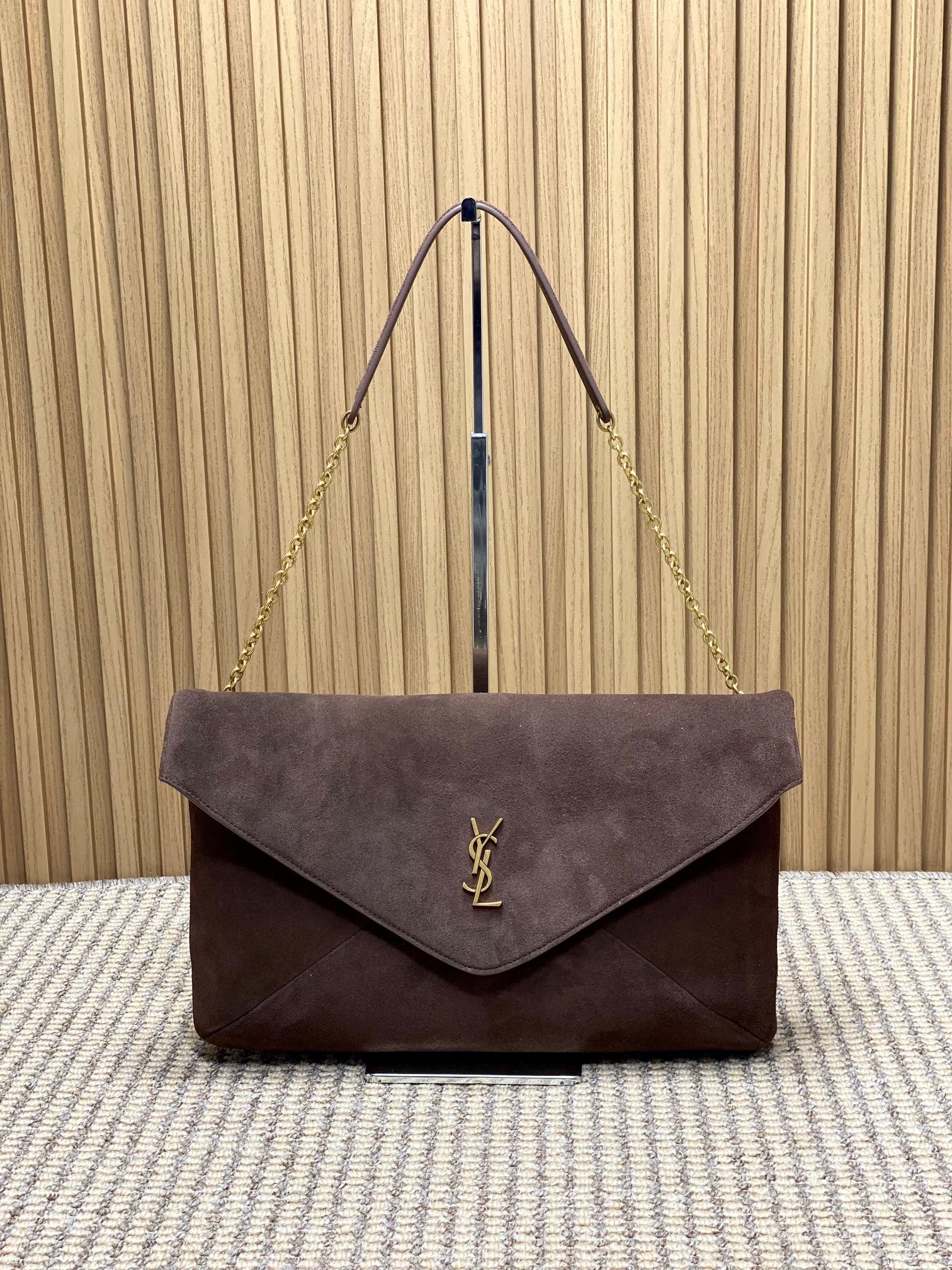 NO:812105,YSL Calypso envelope bag, matte suede + gold logo, simple and elegant envelope style design, chain shoulder strap can be worn on one shoulder or across the body, easy to carry for commuting and dinner. It has large capacity, can hold daily necessities and a 13-inch computer, practical and fashionable!  The sheepskin is soft and delicate, feels great, and is a must-have classic for urban girls!  Model 841702 Size 35x22x3-4.2cm, YSL Saint Laurent grade original leather, saint laurent, saint laurent, sheepskin, Hermes,19860909YSL Calypso信封包,磨砂反绒+金色Logo,简约大气超有质感信封式设计,链条肩带可单肩/斜挎,通勤、晚宴都能轻松驾驭.容量大,日常用品、13寸电脑都能装下,实用又时髦！羊皮柔软细腻,手感超赞,都市女生必入经典款！ 型号841702  尺寸35x22x3-4.2cm,YSL圣罗兰特级原厂皮,saint laurent,saint laurent,sheepskin,Hermes,,Bag