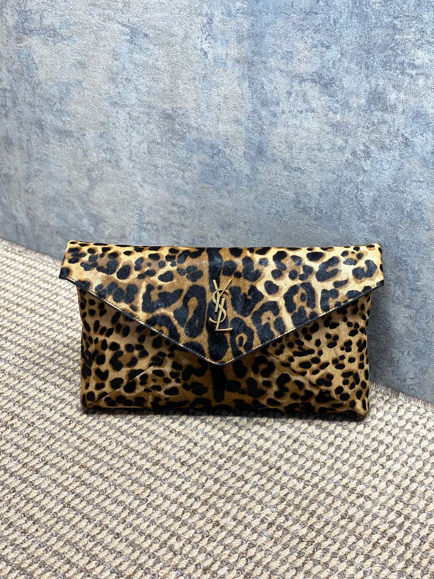 NO:812127,YSL Yves Saint Laurent envelope clutch has a soft and textured feel and is matched with a metal YSL logo. It is low-key and luxurious. The envelope-style design + magnetic snap buckle makes it easy to open and close. The internal space can be used to store mobile phones, card holders and other daily small items. It is practical and fashionable. It is moderate in size and looks great in hand or with a dress. It is a must-have for dinners and parties!  Pay attention to waterproof and anti-fouling materials when using suede materials!  Model 769307, size 29.5x18x4.5, YSL Saint Laurent grade original leather, saint laurent, saint laurent, handbag, Hermes,19860909YSL圣罗兰信封手拿包,手感柔软有质感,搭配金属YSL徽标,低调又奢华.信封式设计+磁性按扣,开合方便,内部空间可放手机、卡包等日常小物,实用又时髦.尺寸适中,手拿或搭配礼服都很出彩,晚宴、派对必备！翻毛材质要注意防水防污！ 型号769307 尺寸29.5x18x4.5,YSL圣罗兰特级原厂皮,saint laurent,saint laurent,handbag,Hermes,,Bag