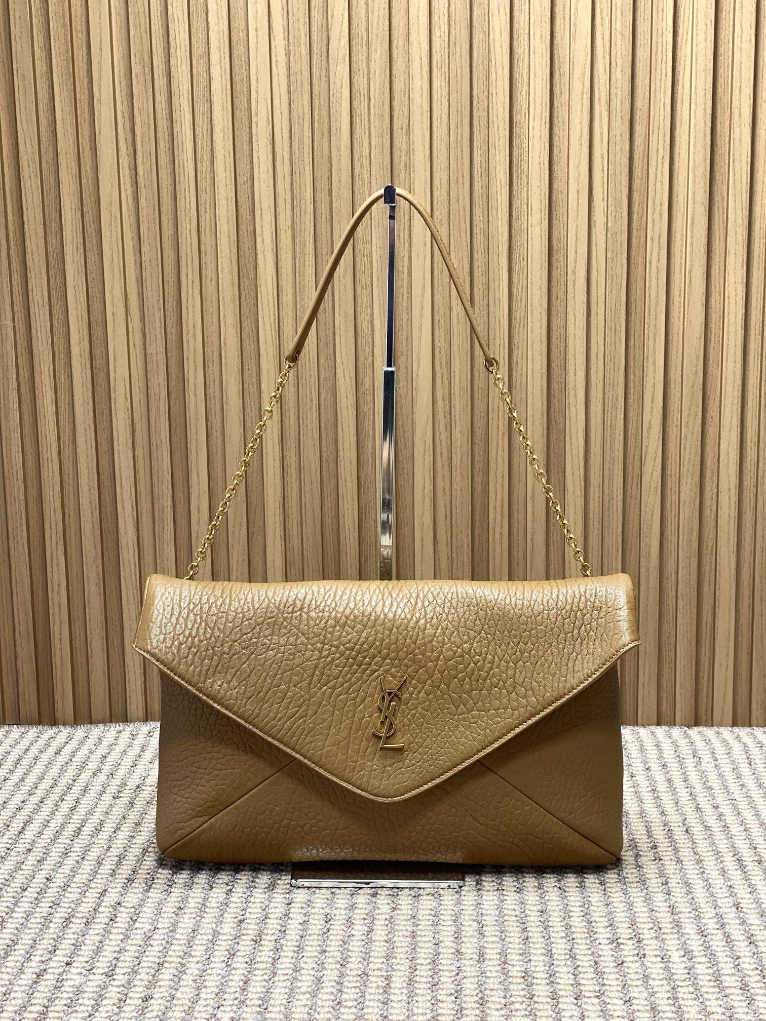 NO:812092,YSL Calypso envelope bag, grained sheepskin + gold logo, simple and elegant envelope style design, chain shoulder strap can be worn on one shoulder or across the body, easy to carry for commuting and dinner. It has large capacity, can hold daily necessities and a 13-inch computer, practical and fashionable!  The sheepskin is soft and delicate, feels great, and is a must-have classic for urban girls!  Model 841702 Size 35x22x3-4.2cm, YSL Saint Laurent grade original leather, saint laurent, saint laurent, sheepskin, Hermes,19860909YSL Calypso信封包,粒面羊皮+金色Logo,简约大气超有质感信封式设计,链条肩带可单肩/斜挎,通勤、晚宴都能轻松驾驭.容量大,日常用品、13寸电脑都能装下,实用又时髦！羊皮柔软细腻,手感超赞,都市女生必入经典款！ 型号841702  尺寸35x22x3-4.2cm,YSL圣罗兰特级原厂皮,saint laurent,saint laurent,sheepskin,Hermes,,Bag