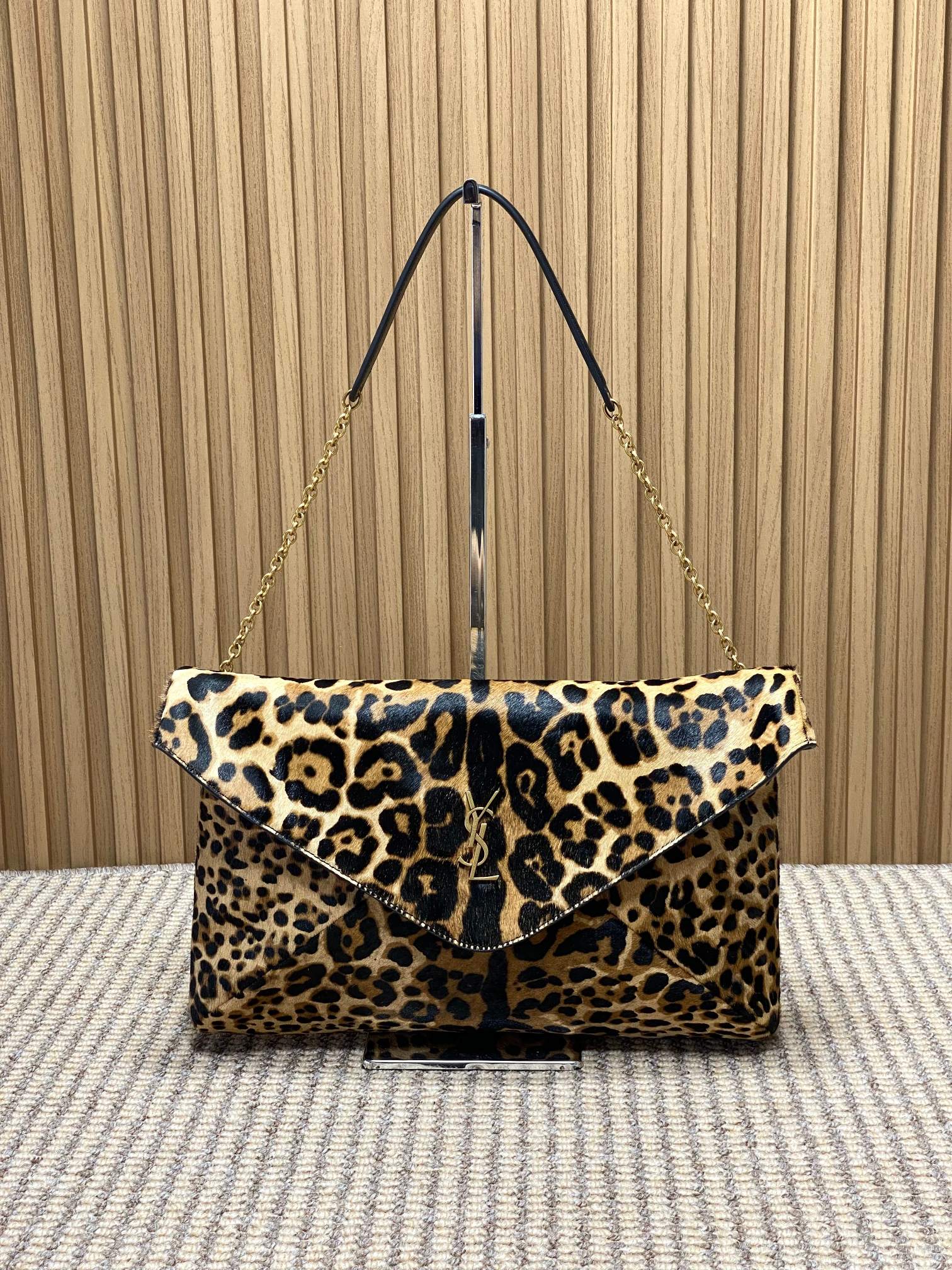 NO:812109,YSL Calypso envelope bag, leopard print + gold logo, simple and elegant envelope style design, chain shoulder strap can be worn on one shoulder or across the body, easy to carry for commuting and dinner. It has large capacity, can hold daily necessities and a 13-inch computer, practical and fashionable!  The sheepskin is soft and delicate, feels great, and is a must-have classic for urban girls!  Model 841702 Size 35x22x3-4.2cm, YSL Saint Laurent grade original leather, saint laurent, saint laurent, sheepskin, Hermes,19860909YSL Calypso信封包,豹纹+金色Logo,简约大气超有质感信封式设计,链条肩带可单肩/斜挎,通勤、晚宴都能轻松驾驭.容量大,日常用品、13寸电脑都能装下,实用又时髦！羊皮柔软细腻,手感超赞,都市女生必入经典款！ 型号841702  尺寸35x22x3-4.2cm,YSL圣罗兰特级原厂皮,saint laurent,saint laurent,sheepskin,Hermes,,Bag