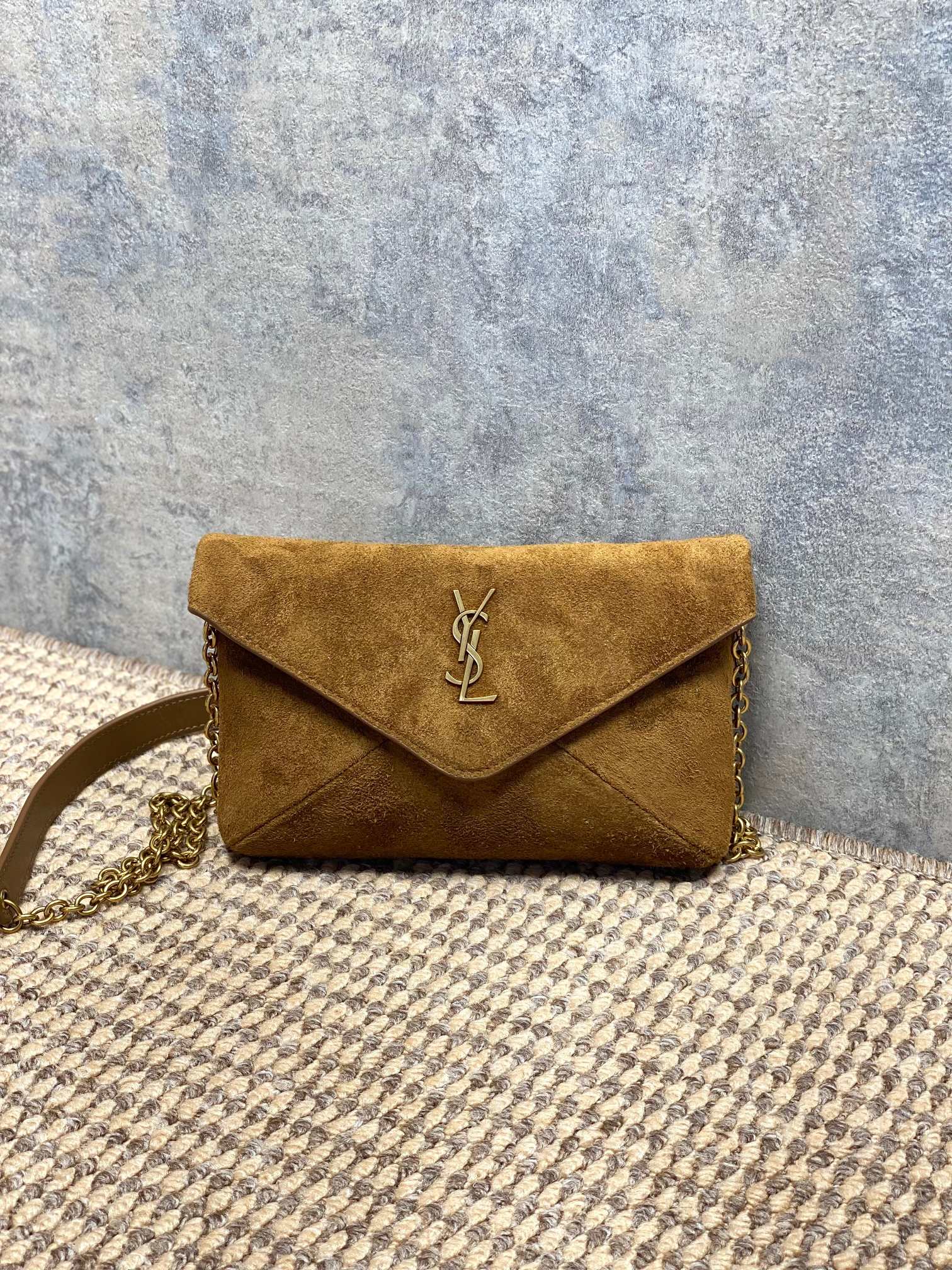 NO:812086,Calypso's new mini chain bag is a different envelope bag, frosted suede + metal logo, full of low-key luxury!  The metal chain shoulder strap is suitable for hand-holding, one-shoulder or cross-body wear, and can be easily carried on daily outings or at dinner parties. It is lightweight and self-weighted, and has a reasonable internal space. It can hold mobile phones, card holders, and lipsticks. The envelope-style design is very recognizable, practical and fashionable. It is a classic and popular YSL style. I really recommend it!  Size 19x12×3cm Model 819271, YSL Saint Laurent grade original leather, saint laurent, saint laurent, Hermes,19860909Calypso 新款 mini链条包 不一样的信封包 ,磨砂反绒皮+金属Logo,低调奢华感满满！金属链条肩带,手拿、单肩、斜挎都OK,日常出街或晚宴都能轻松驾驭.轻巧自重,内部空间合理,手机、卡包、口红都能装下.信封式设计超有辨识度,实用又时髦,是YSL经典热门款,真的很推荐入手！ 尺寸19x12×3cm 型号819271,YSL圣罗兰特级原厂皮,saint laurent,saint laurent,Hermes,,Bag