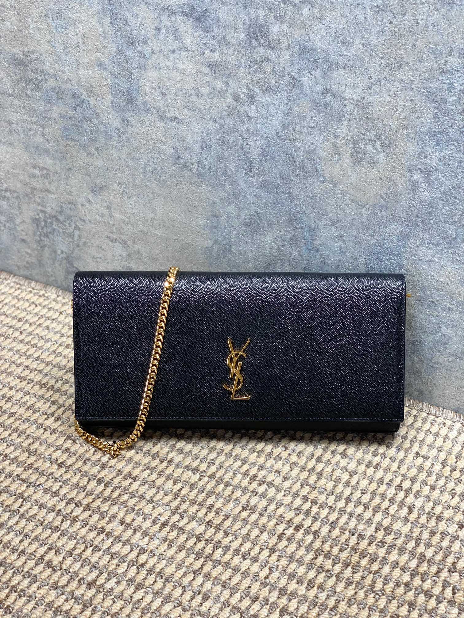 NO:851366,YSL chain armpit bag, classic caviar embossed cowhide + gold chain, simple and highly recognizable. YSL metal logo on the front, perfect texture!  The size is just right for daily small items such as mobile phones and card holders. The chain can be worn on one shoulder or across the body, making it easy to carry for commuting or dinner. The black and gold color scheme is versatile, fashionable and practical. It is one of YSL's popular items and is really worth buying!  Model 851921 Size 28x12x4cm, YSL Saint Laurent grade original leather, saint laurent, saint laurent, cowhide, Hermes,19860909YSL链条腋下包,经典鱼子酱压纹牛皮+金色链条,简约又超有辨识度.正面YSL金属Logo,质感满分！尺寸刚好能装手机、卡包等日常小物,链条可单肩or斜挎,通勤、晚宴都能轻松驾驭～黑金配色百搭,时尚又实用,是YSL热门单品之一,真的很值得入手！ 型号851921 尺寸28x12x4cm,YSL圣罗兰特级原厂皮,saint laurent,saint laurent,cowhide,Hermes,,Bag