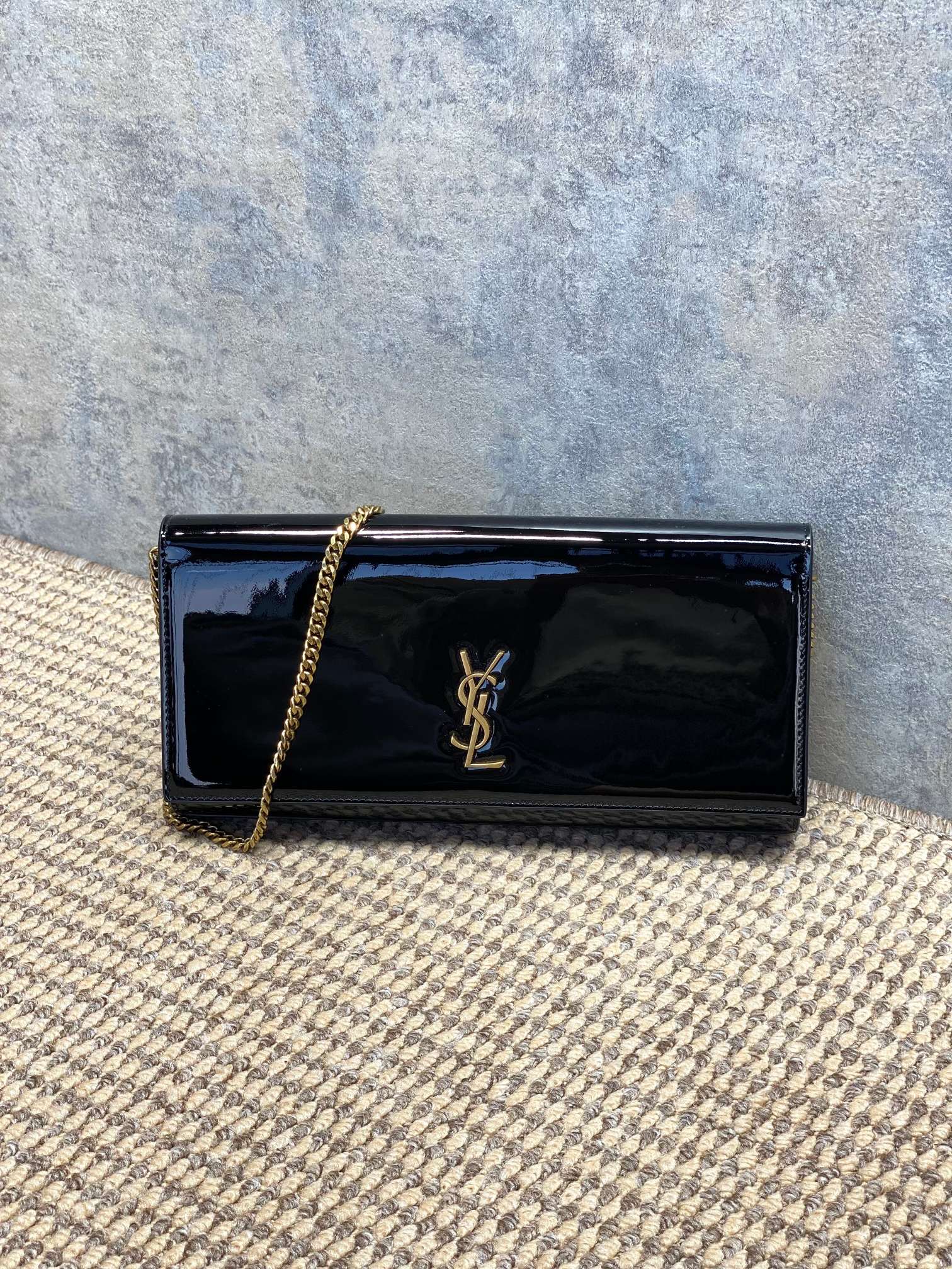 NO:851376,YSL chain armpit bag, classic mirrored patent leather + gold chain, simple and highly recognizable. YSL metal logo on the front, perfect texture!  The size is just right for daily small items such as mobile phones and card holders. The chain can be worn on one shoulder or across the body, making it easy to carry for commuting or dinner. The black and gold color scheme is versatile, fashionable and practical. It is one of YSL's popular items and is really worth buying!  Model 851921 Size 28x12x4cm, YSL Saint Laurent grade original leather, saint laurent, saint laurent, cowhide, Hermes,19860909YSL链条腋下包,经典镜面漆皮牛皮+金色链条,简约又超有辨识度.正面YSL金属Logo,质感满分！尺寸刚好能装手机、卡包等日常小物,链条可单肩or斜挎,通勤、晚宴都能轻松驾驭～黑金配色百搭,时尚又实用,是YSL热门单品之一,真的很值得入手！ 型号851921 尺寸28x12x4cm,YSL圣罗兰特级原厂皮,saint laurent,saint laurent,cowhide,Hermes,,Bag