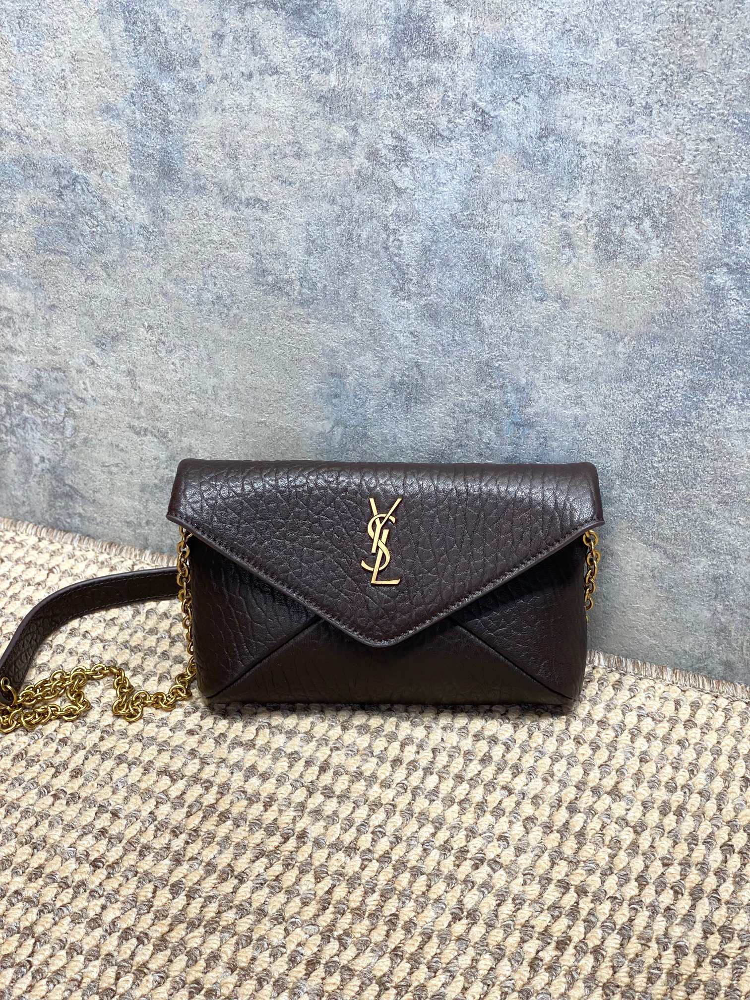 NO:812132,Calypso's new mini chain bag is a different envelope bag, frosted suede + metal logo, full of low-key luxury!  The metal chain shoulder strap is suitable for hand-holding, one-shoulder or cross-body wear, and can be easily carried on daily outings or at dinner parties. It is lightweight and self-weighted, and has a reasonable internal space. It can hold mobile phones, card holders, and lipsticks. The envelope-style design is very recognizable, practical and fashionable. It is a classic and popular YSL style. I really recommend it!  Size 19x12×3cm Model 819271, YSL Saint Laurent grade original leather, saint laurent, saint laurent, Hermes,19860909Calypso 新款 mini链条包 不一样的信封包 ,磨砂反绒皮+金属Logo,低调奢华感满满！金属链条肩带,手拿、单肩、斜挎都OK,日常出街或晚宴都能轻松驾驭.轻巧自重,内部空间合理,手机、卡包、口红都能装下.信封式设计超有辨识度,实用又时髦,是YSL经典热门款,真的很推荐入手！ 尺寸19x12×3cm 型号819271,YSL圣罗兰特级原厂皮,saint laurent,saint laurent,Hermes,,Bag