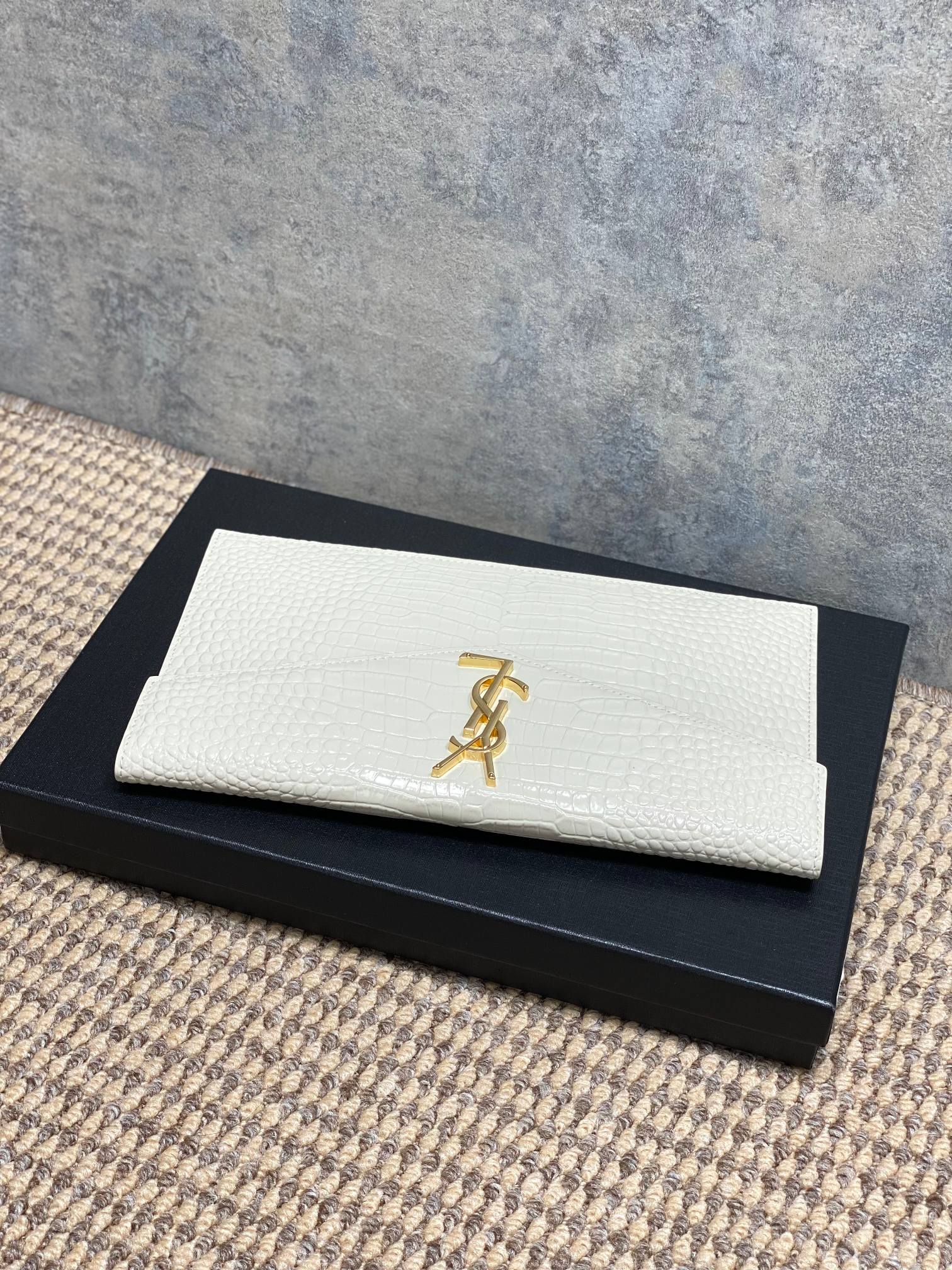 YSL Style White Leather Clutch Bags detail image 4 from source 770849