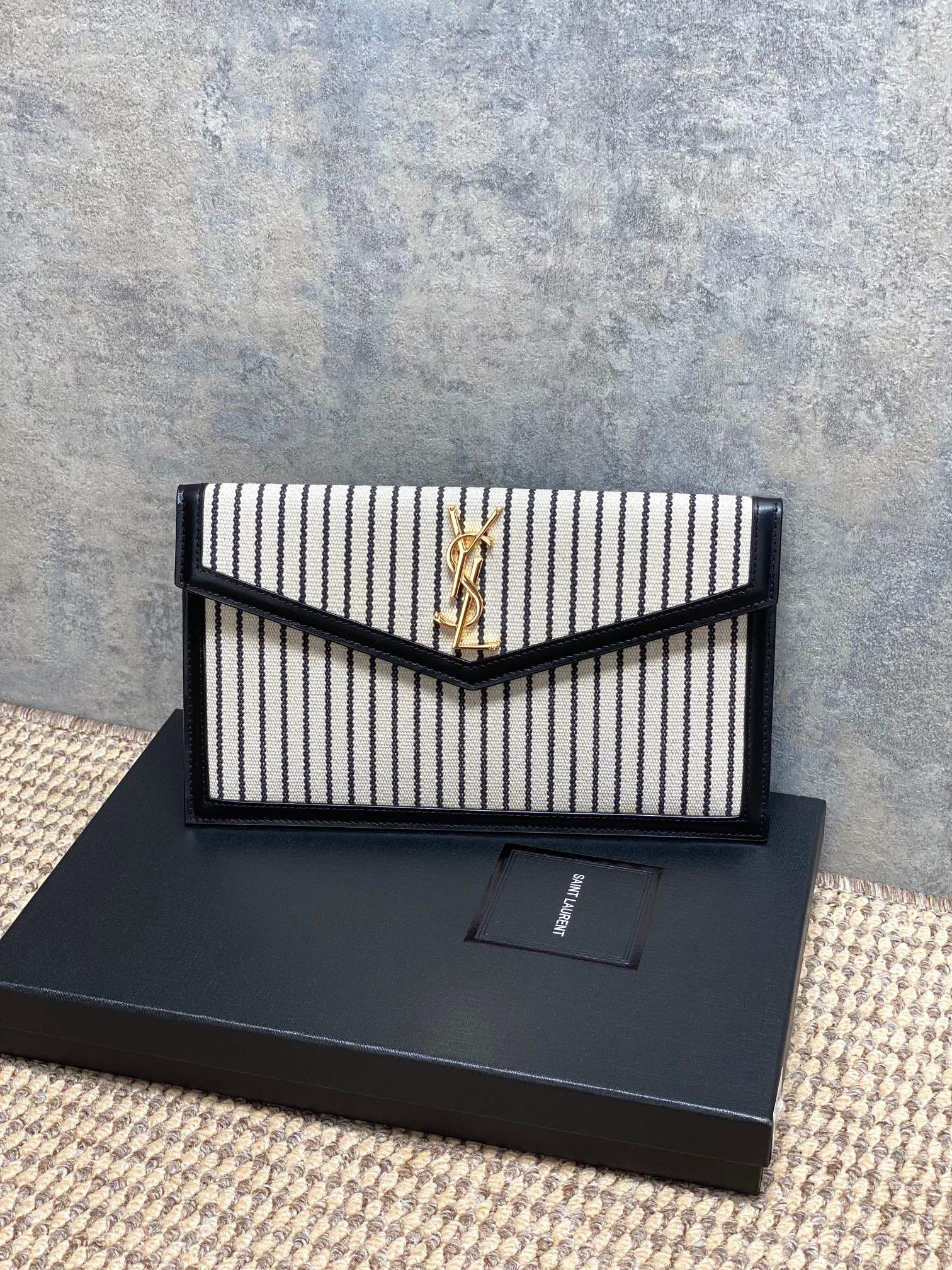NO:919357,New handbag, the most classic iconic metal logo, linen Italian imported cowhide, simple yet high-end, can be worn with casual style or ladylike style or suit, just grab it when you go out ~ Size 27x16x2cm Code 565739, YSL coin purse card holder, saint laurent, wallets, business suit, cowhide, Hermes,19860909新款手包 最经典的标志性金属logo,麻布意大利进口牛皮,简约又不失高端,搭配休闲风or淑女风或者西装都能hold得住,出门随手一拿就ok啦～  尺寸27x16x2cm 编码565739,YSL零钱包卡包,saint laurent,wallets,business suit,cowhide,Hermes,,Bag