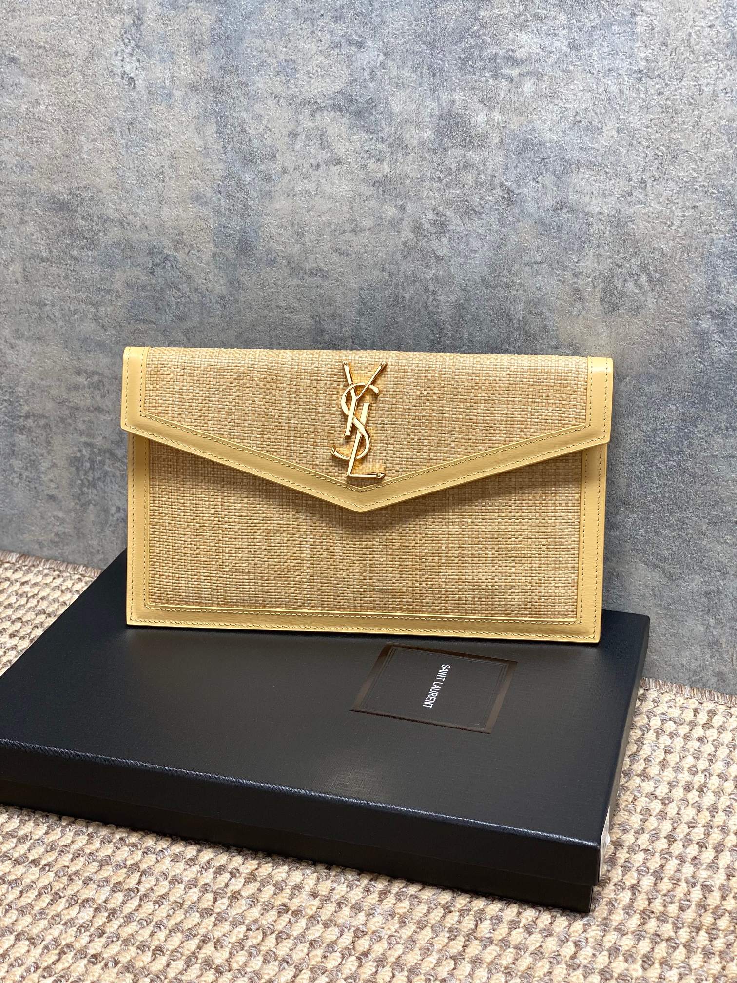 NO:919362,New handbag, the most classic iconic metal logo, straw mat Italian imported cowhide, simple yet high-end, can be worn with casual style or lady style or suit, just grab it when you go out~ Size 27x16x2cm Code 565739, YSL coin purse card holder, saint laurent, wallets, business suit, cowhide, Hermes,19860909新款手包 最经典的标志性金属logo,草席意大利进口牛皮,简约又不失高端,搭配休闲风or淑女风或者西装都能hold得住,出门随手一拿就ok啦～  尺寸27x16x2cm 编码565739,YSL零钱包卡包,saint laurent,wallets,business suit,cowhide,Hermes,,Bag