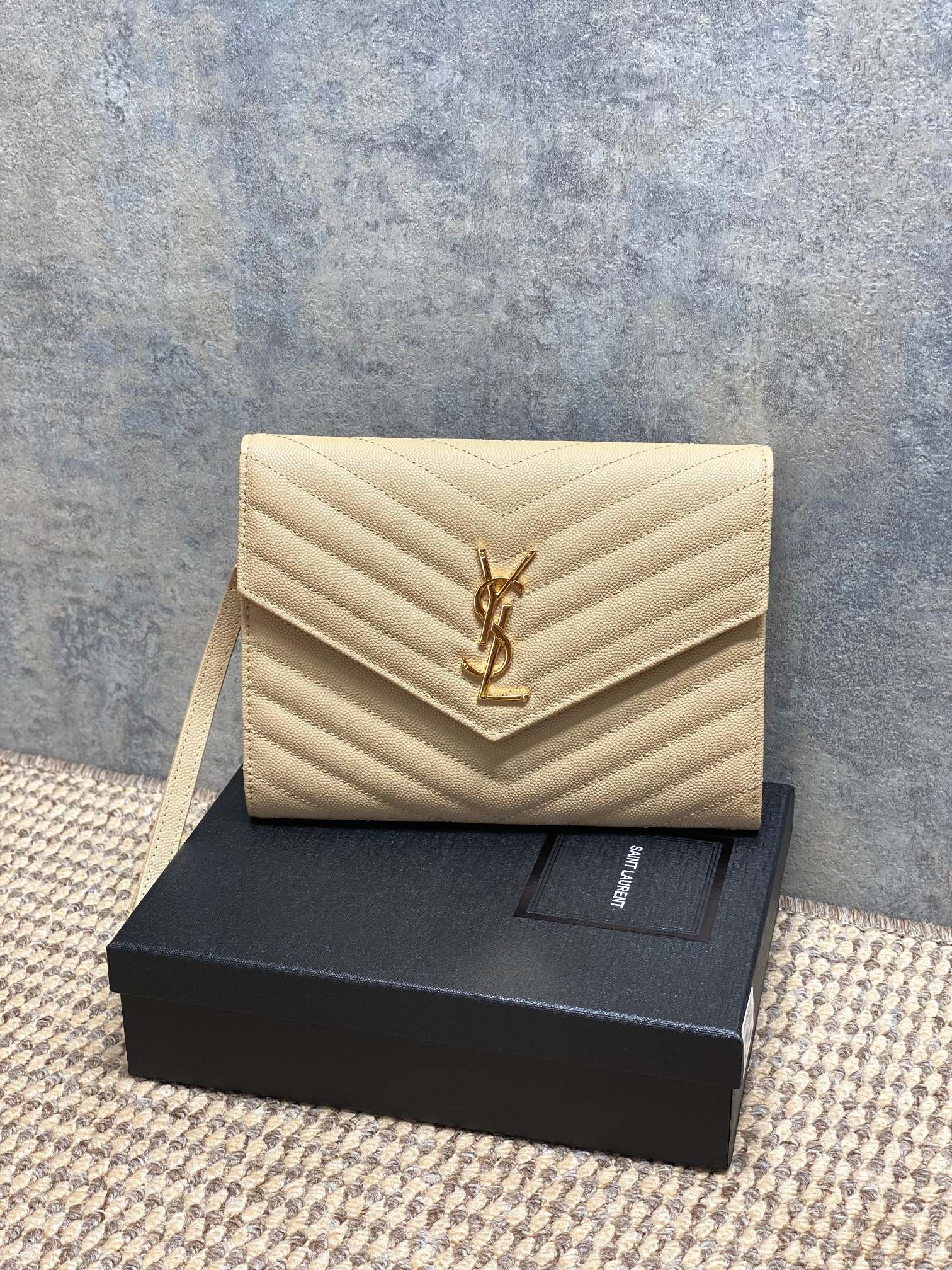 NO:894380,YSL's classic caviar clutch envelope bag, with milk tea color V-pattern quilting design and metal logo, is elegant and high-end. The caviar cowhide leather is wear-resistant and durable, suitable for commuting or formal occasions. It is easy to store mobile lipsticks and is versatile and practical. The milk tea color is gentle and intellectual, and can be easily matched with various outfits. It is a popular model in the YSL envelope bag series, practical and brand-recognizable, a must-have for fashionistas!  Size 21*16*3 cm Model 423299-617662, YSL Saint Laurent grade original leather, saint laurent, saint laurent, cowhide, Hermes,19860909YSL经典鱼子酱手拿信封包,奶茶色V纹绗缝设计,搭配金属Logo,优雅又高级.鱼子酱牛皮耐磨耐用,适合通勤或正式场合.手机口红轻松收纳,百搭实用.奶茶色温柔知性,轻松搭配各种穿搭,是YSL信封包系列热门款,实用又有品牌辨识度,时髦精必入！ 尺寸21*16*3 cm 型号423299-617662,YSL圣罗兰特级原厂皮,saint laurent,saint laurent,cowhide,Hermes,,Bag