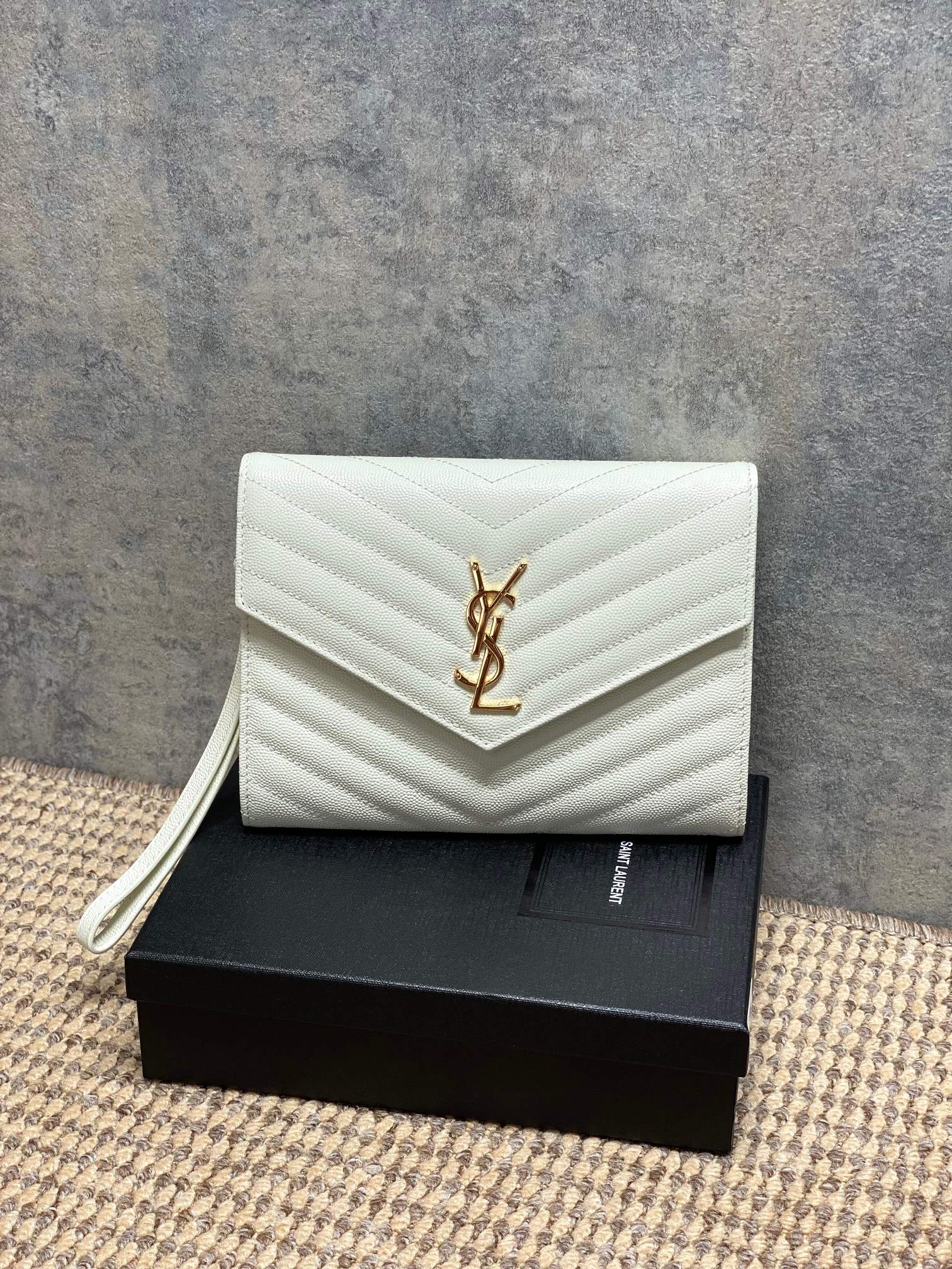 NO:894387,YSL's classic caviar clutch envelope bag, with creamy white V-pattern quilting design and metal logo, is elegant and high-end. Caviar cowhide leather is wear-resistant and durable, suitable for commuting or formal occasions. It is easy to store mobile lipsticks and is versatile and practical. The milky white color is gentle and intellectual, and can be easily matched with various outfits. It is a popular model in the YSL envelope bag series, practical and brand-recognizable, a must-have for fashionistas!  Size 21*16*3 cm Model 423299-617662, YSL Saint Laurent grade original leather, saint laurent, saint laurent, cowhide, Hermes,19860909YSL经典鱼子酱手拿信封包,奶白色V纹绗缝设计,搭配金属Logo,优雅又高级.鱼子酱牛皮耐磨耐用,适合通勤或正式场合.手机口红轻松收纳,百搭实用.奶白色温柔知性,轻松搭配各种穿搭,是YSL信封包系列热门款,实用又有品牌辨识度,时髦精必入！ 尺寸21*16*3 cm 型号423299-617662,YSL圣罗兰特级原厂皮,saint laurent,saint laurent,cowhide,Hermes,,Bag