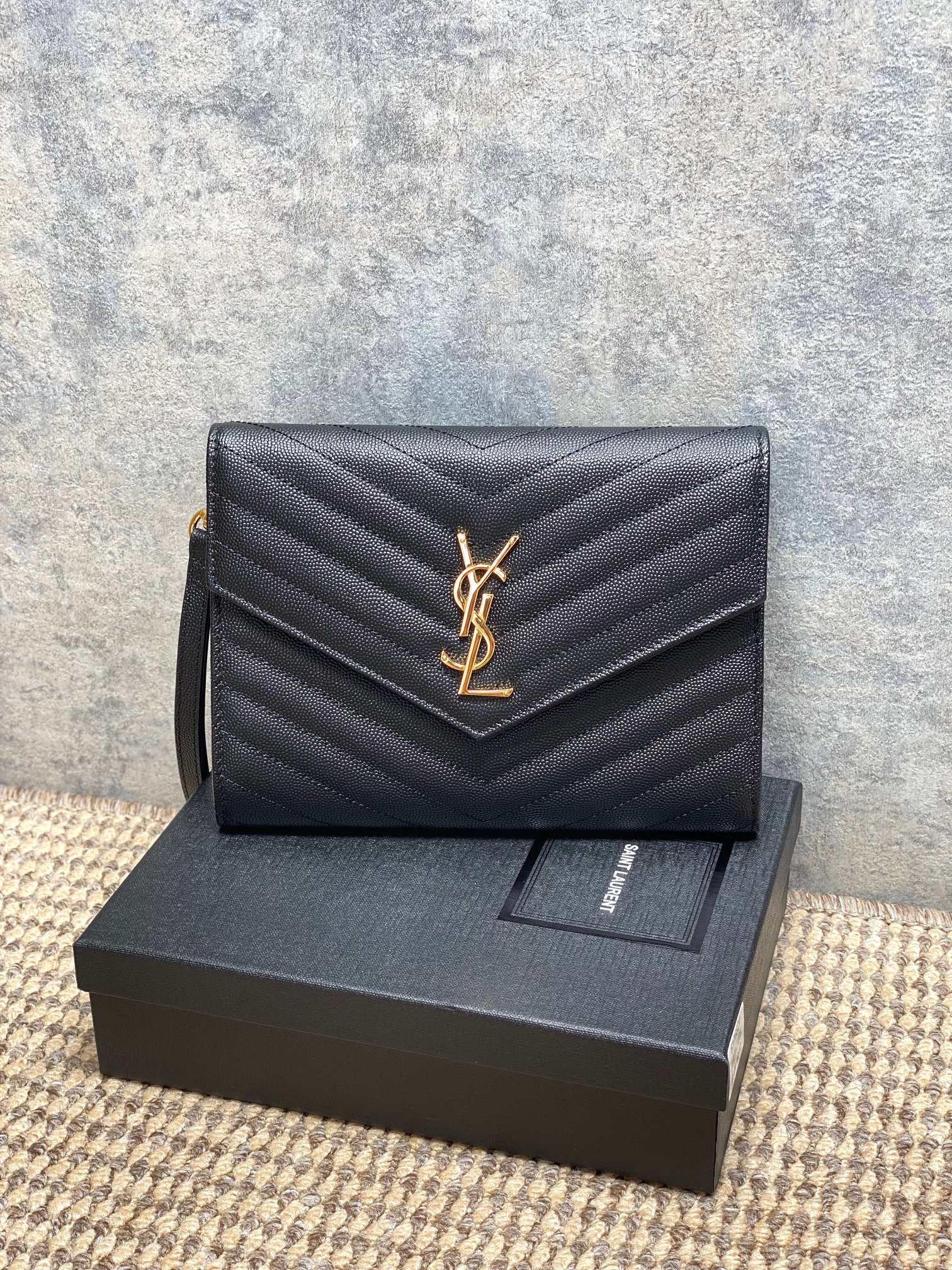 NO:894393,YSL's classic caviar clutch envelope bag, with black V-pattern quilting design and metal logo, is elegant and high-end. The caviar cowhide leather is wear-resistant and durable, suitable for commuting or formal occasions. It is easy to store mobile phone lipstick and is versatile and practical. The black color is gentle and intellectual, and can be easily matched with various outfits. It is a popular model in the YSL envelope bag series, practical and brand-recognizable, a must-have for fashionistas!  Size 21*16*3 cm Model 423299-617662, YSL Saint Laurent grade original leather, saint laurent, saint laurent, cowhide, Hermes,19860909YSL经典鱼子酱手拿信封包,黑色V纹绗缝设计,搭配金属Logo,优雅又高级.鱼子酱牛皮耐磨耐用,适合通勤或正式场合.手机口红轻松收纳,百搭实用.黑色温柔知性,轻松搭配各种穿搭,是YSL信封包系列热门款,实用又有品牌辨识度,时髦精必入！ 尺寸21*16*3 cm 型号423299-617662,YSL圣罗兰特级原厂皮,saint laurent,saint laurent,cowhide,Hermes,,Bag