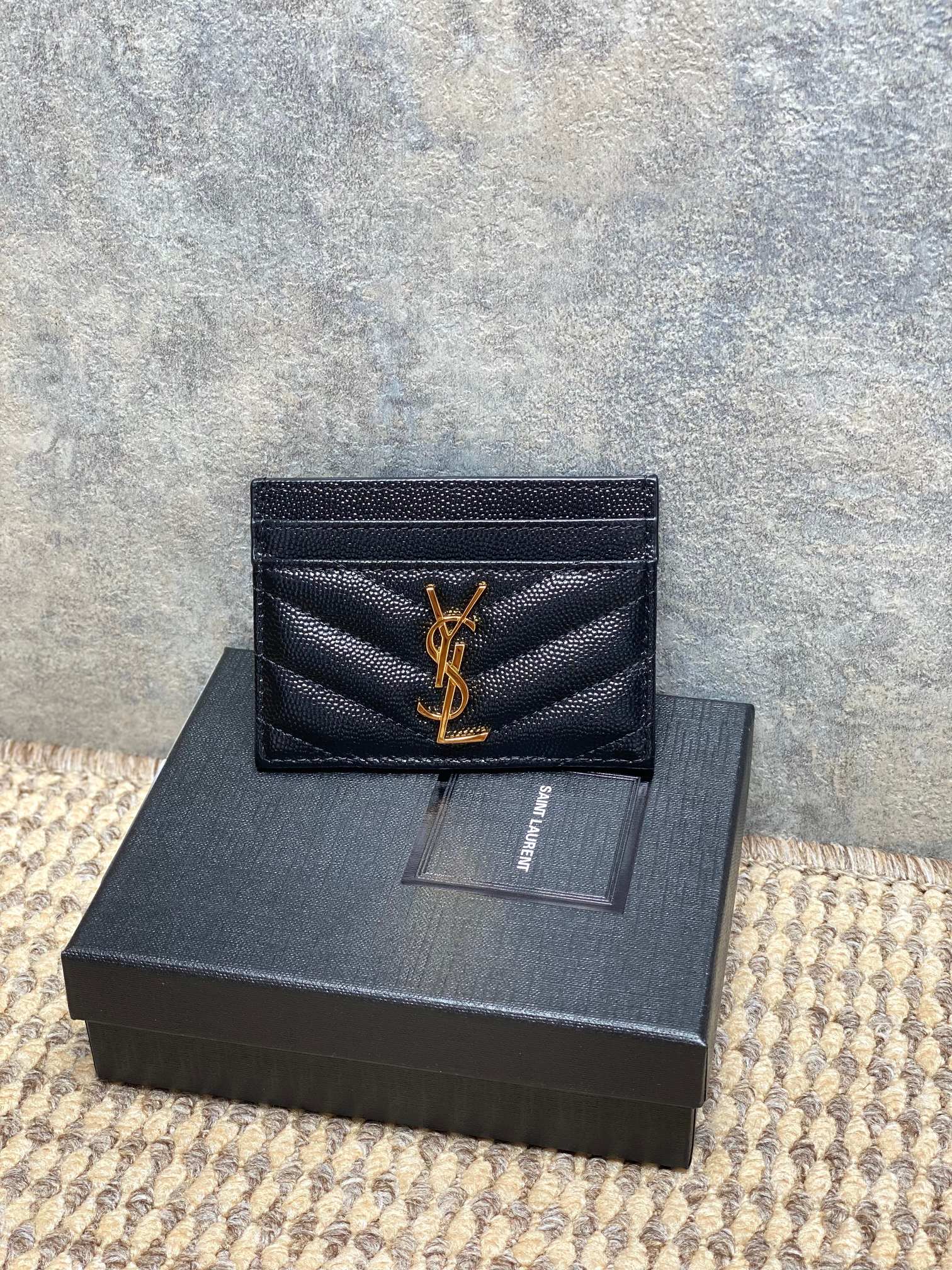 NO:919359,YSL Caviar Card Holder is made of ball-grained cowhide, which is wear-resistant and high-end. The logo is very recognizable. There are multiple card slots inside, making it easy to store daily cards. The color is low-key and versatile, suitable for commuting and traveling! The caviar texture is delicate to the touch, easy to clean, practical and fashionable. It is a classic YSL popular item, a must-have for those who are simple!  Size 10.5x7.5cm Code 423291, YSL coin purse card holder, saint laurent, wallets, cowhide, Hermes,19860909YSL鱼子酱卡包,采用球纹牛皮,耐磨又高级,Logo超有辨识度.内部多卡位,日常卡片轻松收纳.配色低调百搭,通勤、旅行都很适合!鱼子酱纹理手感细腻,易清洁,实用又时髦,是YSL经典热门单品,简约控必入！ 尺寸10.5x7.5cm 编码423291,YSL零钱包卡包,saint laurent,wallets,cowhide,Hermes,,Bag