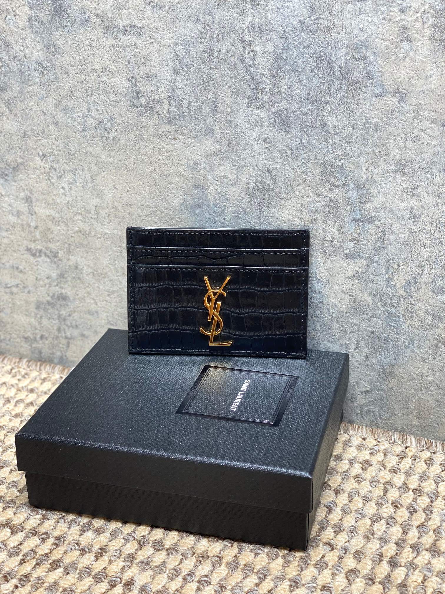 NO:919364,YSL crocodile pattern card holder is made of crocodile embossed cowhide, which is wear-resistant and high-end. The logo is very recognizable. There are multiple card slots inside, making it easy to store daily cards. The black and silver color scheme is low-key and versatile, suitable for commuting and traveling! The crocodile pattern texture feels delicate, easy to clean, practical and fashionable. It is a classic popular item of YSL, a must-have for those who are simple!  Size 10.5x7.5cm Code s2065—423291, YSL coin purse card holder, saint laurent, wallets, cowhide, Hermes,19860909YSL鳄鱼纹卡包,采用鳄鱼压纹牛皮,耐磨又高级,Logo超有辨识度.内部多卡位,日常卡片轻松收纳.黑银配色低调百搭,通勤、旅行都很适合!鳄鱼纹纹理手感细腻,易清洁,实用又时髦,是YSL经典热门单品,简约控必入！ 尺寸10.5x7.5cm 编码s2065—423291,YSL零钱包卡包,saint laurent,wallets,cowhide,Hermes,,Bag