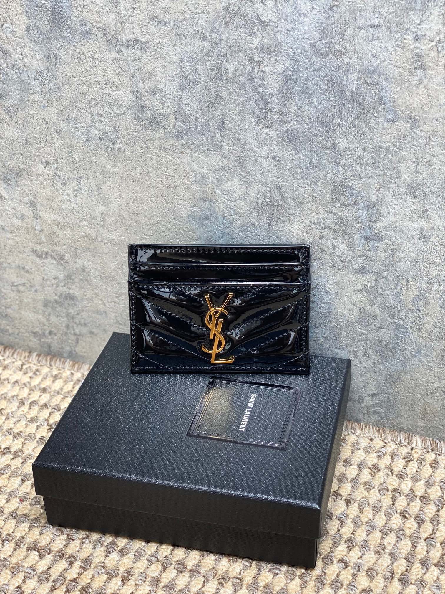 NO:919369,YSL mirror lacquer pickup bag is made of cowhide, which is wear-resistant and high-end. The logo is very recognizable. There are multiple card slots inside, so daily cards can be easily stored. The black and silver color scheme is low-key and versatile, suitable for commuting and traveling! The texture is delicate, easy to clean, practical and fashionable. It is a classic popular item of YSL, a must-have for those who are simple!  Size 10.5x7.5cm Code 423291, YSL coin purse card holder, saint laurent, wallets, cowhide, Hermes,19860909YSL镜面漆皮卡包,采用牛皮,耐磨又高级,Logo超有辨识度.内部多卡位,日常卡片轻松收纳.黑银配色低调百搭,通勤、旅行都很适合!纹理手感细腻,易清洁,实用又时髦,是YSL经典热门单品,简约控必入！ 尺寸10.5x7.5cm 编码423291,YSL零钱包卡包,saint laurent,wallets,cowhide,Hermes,,Bag
