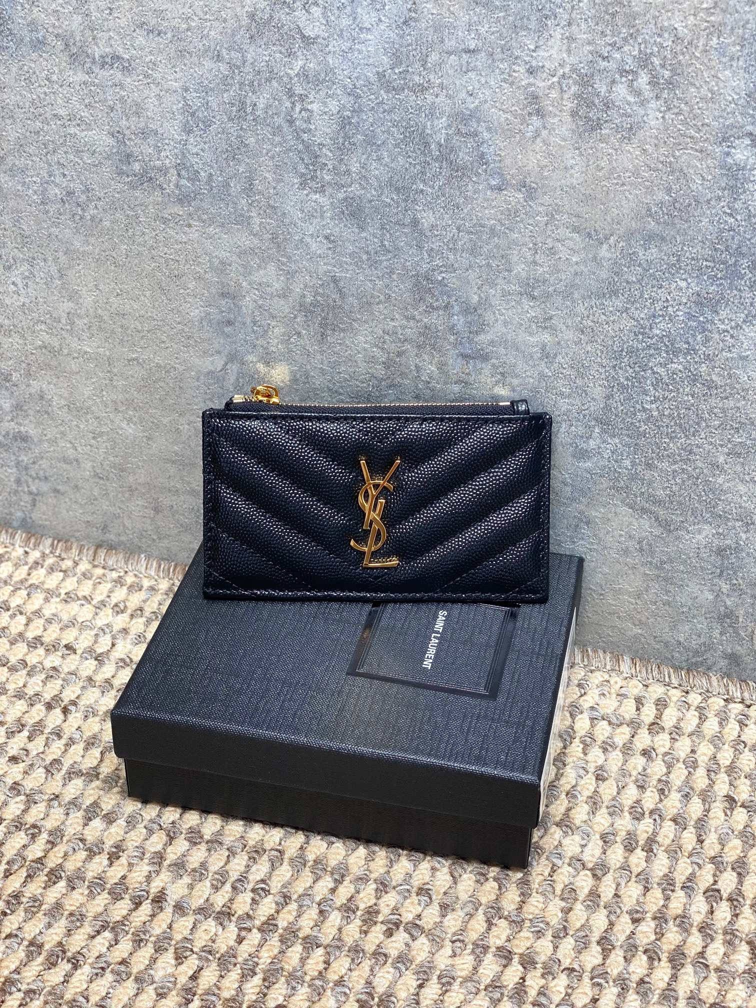NO:919387,Yves Saint Laurent YSL Caviar Zipper Card Holder is made of first-layer cowhide, with a delicate and durable texture, and a simple black design that is super versatile!  Multiple card slots + zipper change compartment, it is super convenient to store cards and change. It is compact in size and stress-free to carry around. It can be used for commuting and traveling. The zipper is smooth, opening and closing is smooth, practical and beautiful, it is a daily gadget with both function and appearance!  Size 13x8x2cm Model 423292-607915, YSL coin purse card holder, saint laurent, saint laurent, wallets, cowhide, Hermes,19860909圣罗兰YSL 鱼子酱拉链卡包 选用头层牛皮,质感细腻耐用,黑色简约设计超百搭！多卡位+拉链零钱仓,收纳卡片零钱超方便尺寸小巧,随身携带无压力,通勤、旅行都能用.拉链顺滑,开合顺畅,实用又美观,是功能与颜值兼具的日常小物！ 尺寸13x8x2cm 型号423292-607915,YSL零钱包卡包,saint laurent,saint laurent,wallets,cowhide,Hermes,,Bag
