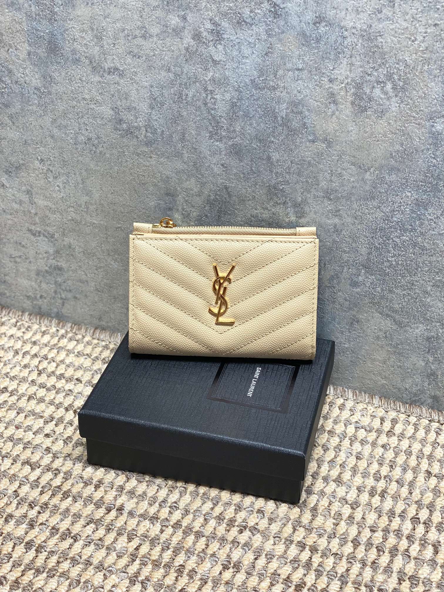 NO:919397,YSL short wallet is made of pebbled cowhide, which feels delicate and durable. It has a half-fold design, multiple card slots inside and a zippered coin pocket. It is super convenient to store, lightweight and easy to carry. It is suitable for daily outings or small bags. The color is low-key and textured, practical and fashionable, and it is great for gift giving and personal use!  Size 13 x 9 x1.5cm Model 575974, YSL coin purse card holder, saint laurent, wallets, cowhide, Hermes,19860909YSL短款钱包,采用荔枝纹牛皮,手感细腻又耐用.对折设计,内部多卡位+拉链零钱袋,收纳超方便轻巧易携,日常出门或放小包都很合适.配色低调有质感,兼具实用与时尚,送礼自用都很赞！ 尺寸13 x 9 x1.5cm 型号 575974,YSL零钱包卡包,saint laurent,wallets,cowhide,Hermes,,Bag