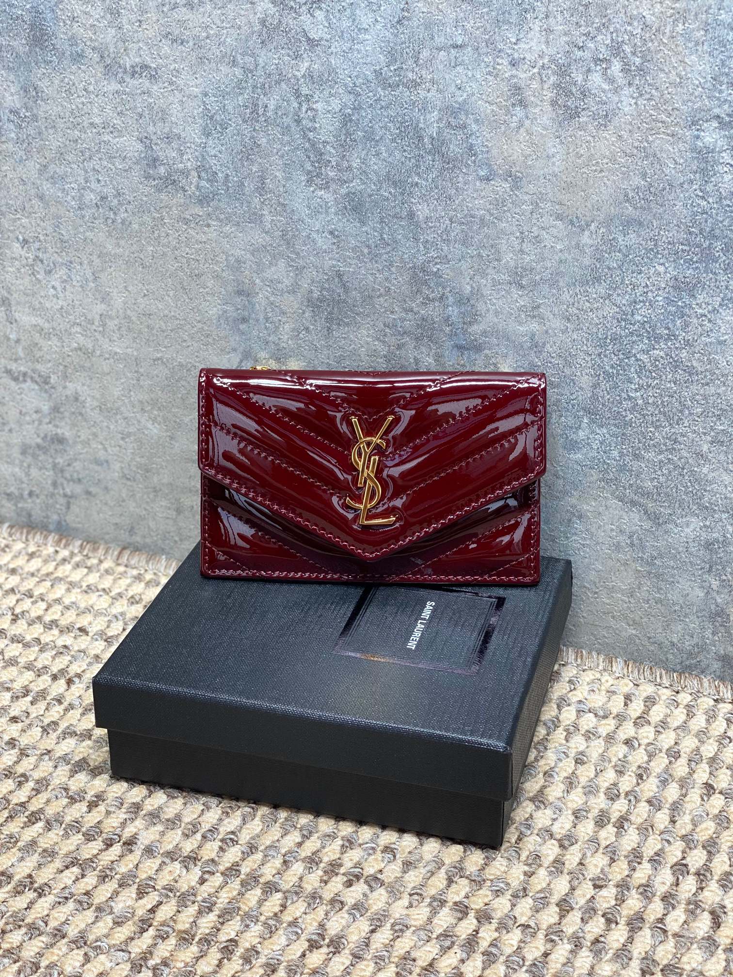 NO:919406,YSL zipper card holder, made of mirror patent leather, has a delicate touch and is durable. Maroon color + metal logo, low-key luxury, short design is super practical, can hold cards and change, and is super convenient for daily carrying!  The size is small and can be easily placed in a bag or pocket. It can be easily matched for commuting or dating. It is practical and fashionable. Size: 1319860909YSL拉链卡包,采用镜面漆皮,触感细腻又耐用.枣红配色+金属Logo,低调奢华,短款设计超实用,能装卡片和零钱,日常携带超方便！尺寸小巧,随手放包里或口袋都OK,通勤、约会都能轻松搭配,实用又时髦. 尺寸:13 X 8 X 2cm 尺寸612808,YSL零钱包卡包,saint laurent,wallets,Hermes,,Bag