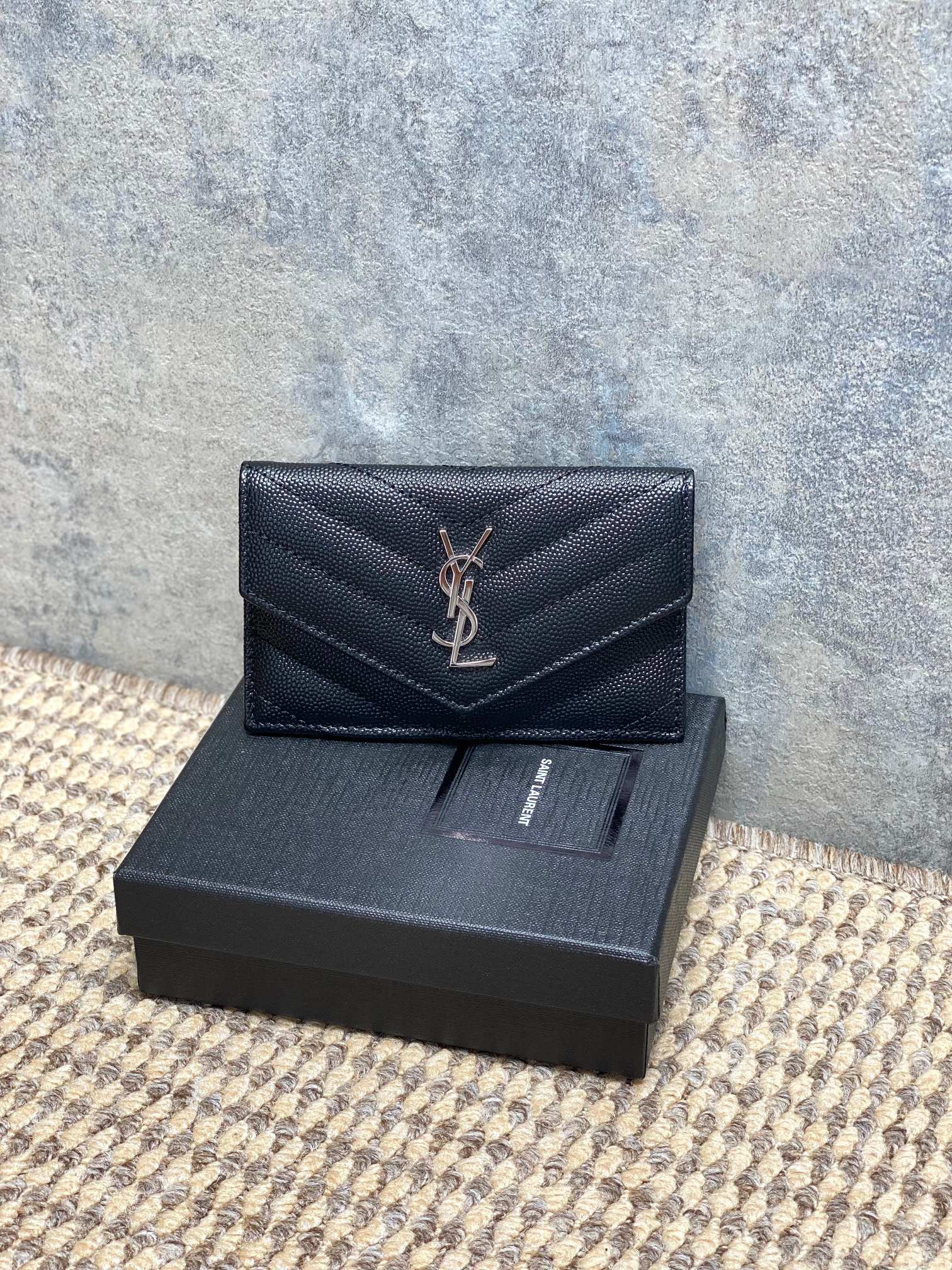 NO:919468,The YSL black and silver caviar card holder is made of unique caviar textured leather, which is delicate to the touch and durable. The black and silver color scheme + metal logo is low-key and luxurious, and the short design is super practical. It can hold cards and change, and is super convenient for daily carrying!  The size is small and can be easily placed in a bag or pocket. It can be easily matched for commuting or dating. It is practical and fashionable. Size: 1319860909YSL黑银鱼子酱卡包,采用独特鱼子酱纹理皮革,触感细腻又耐用.黑银配色+金属Logo,低调奢华,短款设计超实用,能装卡片和零钱,日常携带超方便！尺寸小巧,随手放包里或口袋都OK,通勤、约会都能轻松搭配,实用又时髦 尺寸:13 X 8 X 2cm 尺寸612808,YSL零钱包卡包,saint laurent,wallets,Hermes,,Bag