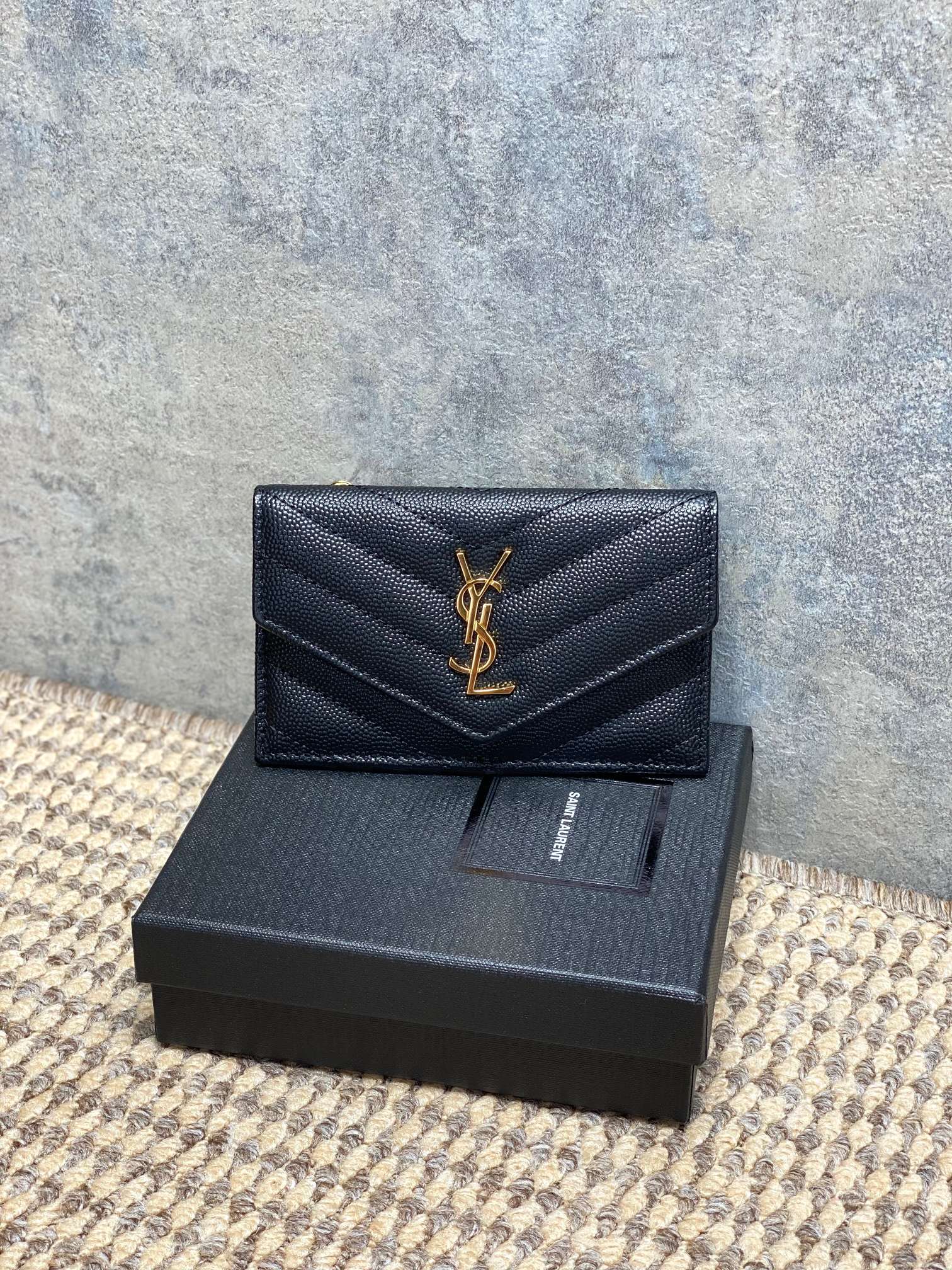 NO:919474,YSL black gold caviar card holder is made of unique caviar textured leather, which is delicate to the touch and durable. Black gold color + metal logo, low-key luxury, short design is super practical, can hold cards and change, and is super convenient for daily carrying!  The size is small and can be easily placed in a bag or pocket. It can be easily matched for commuting or dating. It is practical and fashionable. Size: 1319860909YSL黑金鱼子酱卡包,采用独特鱼子酱纹理皮革,触感细腻又耐用.黑金配色+金属Logo,低调奢华,短款设计超实用,能装卡片和零钱,日常携带超方便！尺寸小巧,随手放包里或口袋都OK,通勤、约会都能轻松搭配,实用又时髦 尺寸:13 X 8 X 2cm 尺寸612808,YSL零钱包卡包,saint laurent,wallets,Hermes,,Bag