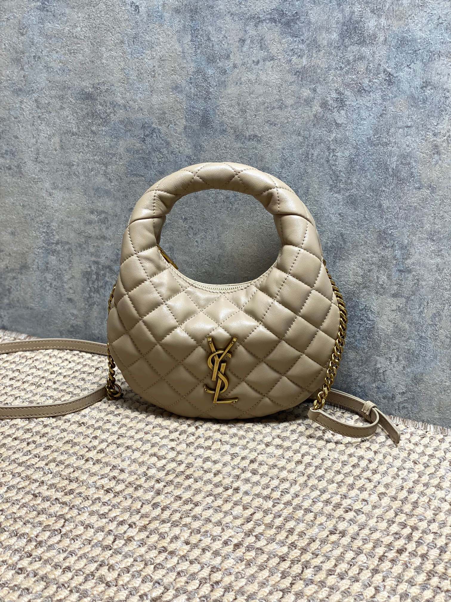 NO:851287,YSL ICARI NO sheepskin handbag is made of high-quality sheepskin, diamond pattern + metal logo, full of French elegance. It is a mini Hobo bag shape, which can be carried as a handheld or cross-body bag, and can be easily used for daily outings and appointments. The black and gold color scheme is super versatile, and the interior space is small but can hold daily small items. It is practical and fashionable!  The ICARINO series has been YSL's most popular product in recent years. It is carried by celebrity bloggers and has a strong sense of fashion!  Model 871329 Size 19x12x5, YSL Saint Laurent grade original leather, saint laurent, saint laurent, sheepskin, Hermes,19860909YSL ICARI NO羊皮手袋,选用优质羊皮,菱格纹+金属Logo,法式优雅满分.迷你Hobo包型,手提or斜挎都OK,日常出街、约会都能轻松驾驭.黑金配色超百搭,内部空间虽小但能装下日常小物,实用又时髦！ICARINO系列是YSL近年热门,明星博主都在背,时尚感爆棚！ 型号871329 尺寸19x12x5,YSL圣罗兰特级原厂皮,saint laurent,saint laurent,sheepskin,Hermes,,Bag