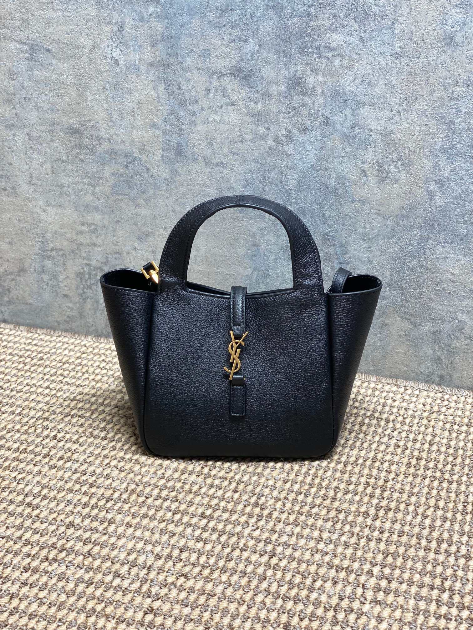 NO:812075,YSL Bea small tote bag is made of soft deerskin, with a delicate and wear-resistant feel. The black and gold color scheme + metal logo are very recognizable. It has a simple and elegant design, which can be carried on the shoulder or shoulder, and can be worn for commuting and leisure. It has a moderate capacity and can easily hold daily items. It is practical and fashionable!  The Bea series focuses on relaxation and can be easily controlled in the workplace and life. It is one of YSL's most popular models. Size 18x15x13cm Model 872469, YSL Saint Laurent premium original leather, saint laurent, saint laurent, totes, Hermes,19860909YSL Bea小号托特包,选用柔软鹿皮,手感细腻耐磨,黑金配色+金属Logo超有辨识度.简约大气设计,手提肩背都OK,通勤休闲都能搭.容量适中,日常物品轻松装下,实用又时髦！Bea系列主打松弛感,职场生活都能轻松驾驭,是YSL热门款之一. 尺寸18x15x13cm 型号872469,YSL圣罗兰特级原厂皮,saint laurent,saint laurent,totes,Hermes,,Bag