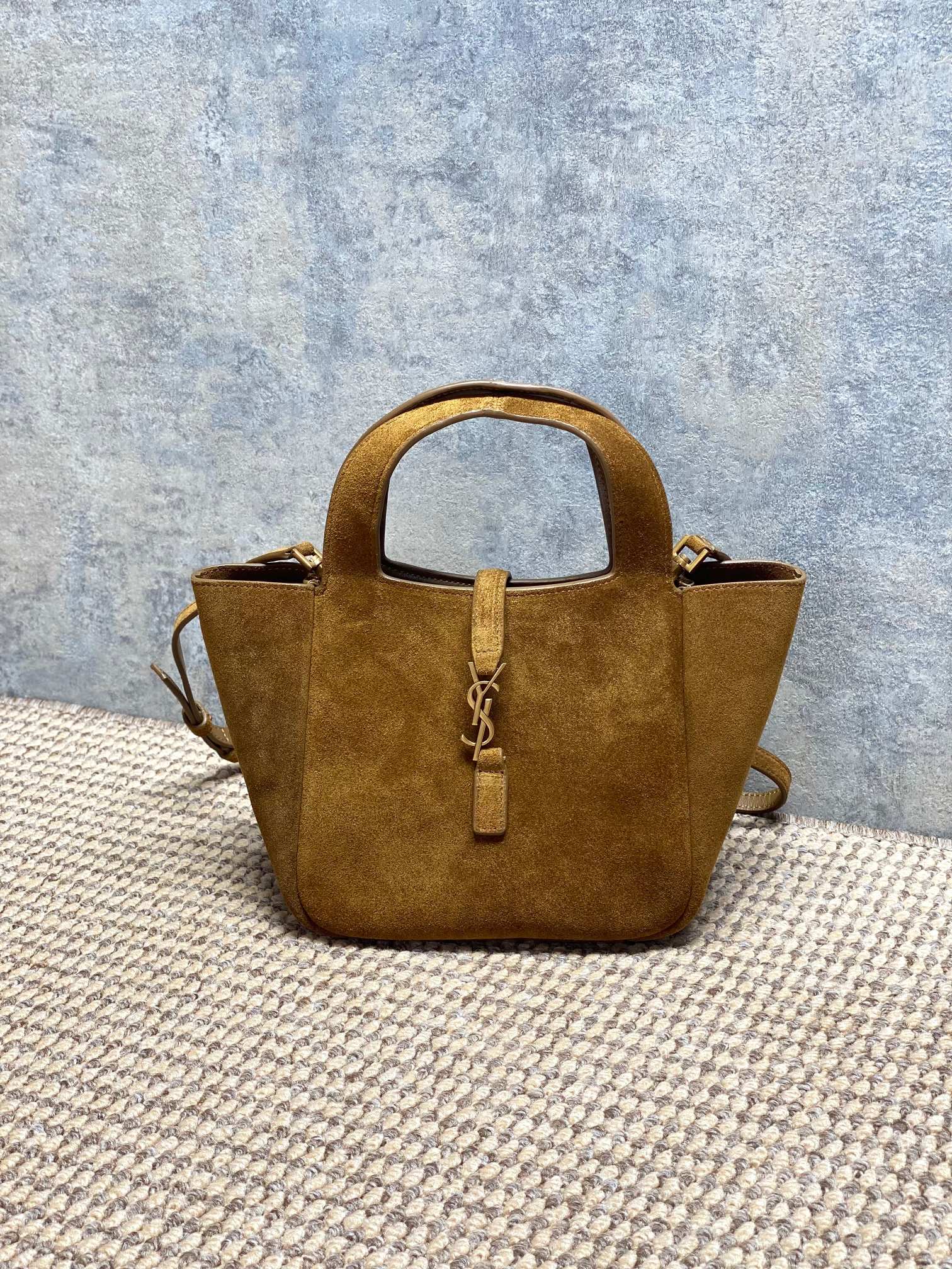 NO:812080,YSL Bea small tote bag is made of soft frosted suede leather, with a delicate and wear-resistant feel. The caramel color scheme + metal logo is very recognizable. It has a simple and elegant design, which can be carried on the shoulder or shoulder, and can be worn for commuting and leisure. It has a moderate capacity and can easily hold daily items. It is practical and fashionable!  The Bea series focuses on relaxation and can be easily controlled in the workplace and life. It is one of YSL's most popular models. Size 18x15x13cm Model 872469F, YSL Saint Laurent grade original leather, saint laurent, saint laurent, totes, Hermes,19860909YSL Bea小号托特包,选用柔软磨砂反绒皮,手感细腻耐磨,焦糖配色+金属Logo超有辨识度.简约大气设计,手提肩背都OK,通勤休闲都能搭.容量适中,日常物品轻松装下,实用又时髦！Bea系列主打松弛感,职场生活都能轻松驾驭,是YSL热门款之一. 尺寸18x15x13cm 型号872469F,YSL圣罗兰特级原厂皮,saint laurent,saint laurent,totes,Hermes,,Bag