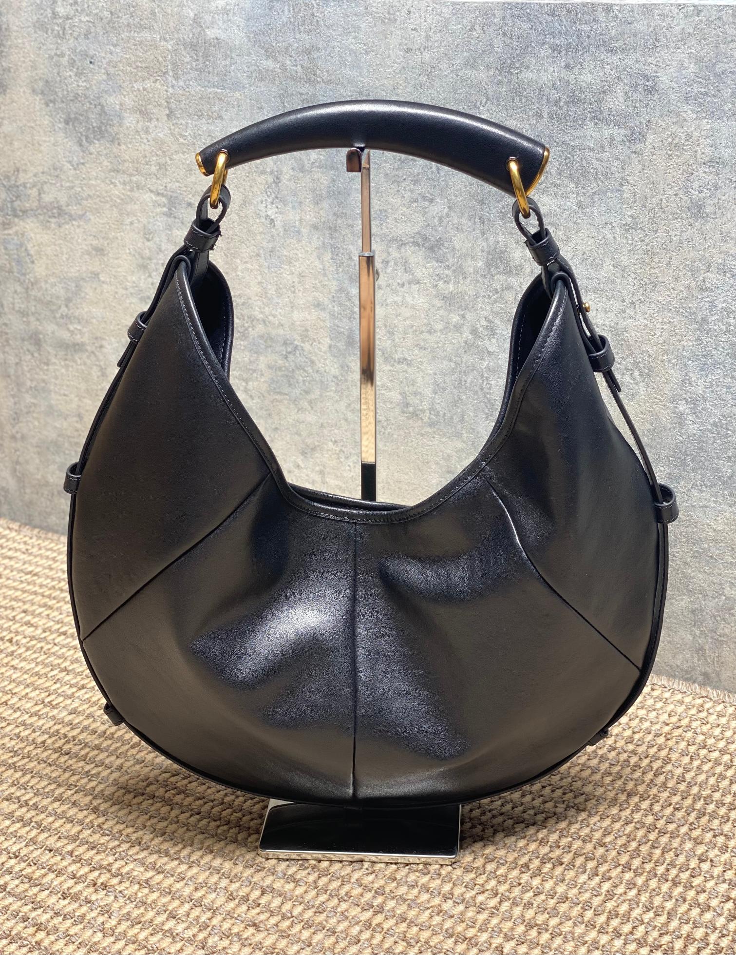 NO:812035,YSL Mombasa handbag, the crescent shape is very recognizable, the black leather texture is perfect, and the metal details are embellished, it is simple and high-end. It has a large capacity and can be worn for daily commuting. It can be carried on the shoulder or shoulder, and it is versatile regardless of clothes!  Inspired by the golden age of the millennium, it is both retro and modern. Fashionistas love it. It is a super popular item in the YSL family!  Model 841697F100 Size 24-48x31-44x3cm, YSL Saint Laurent grade original leather, saint laurent, saint laurent, louis vuitton, gold, Hermes,19860909YSL Mombasa手袋,新月造型超有辨识度,黑色皮革质感满分,金属细节点缀,简约又高级.容量大,通勤日常都能装,手提肩背都OK,百搭不挑衣服！灵感来自千禧黄金年代,复古与现代感兼具,时髦精们都爱它,是YSL家超火的热门单品！ 型号841697F100 尺寸24-48x31-44x3cm,YSL圣罗兰特级原厂皮,saint laurent,saint laurent,louis vuitton,gold,Hermes,,Bag