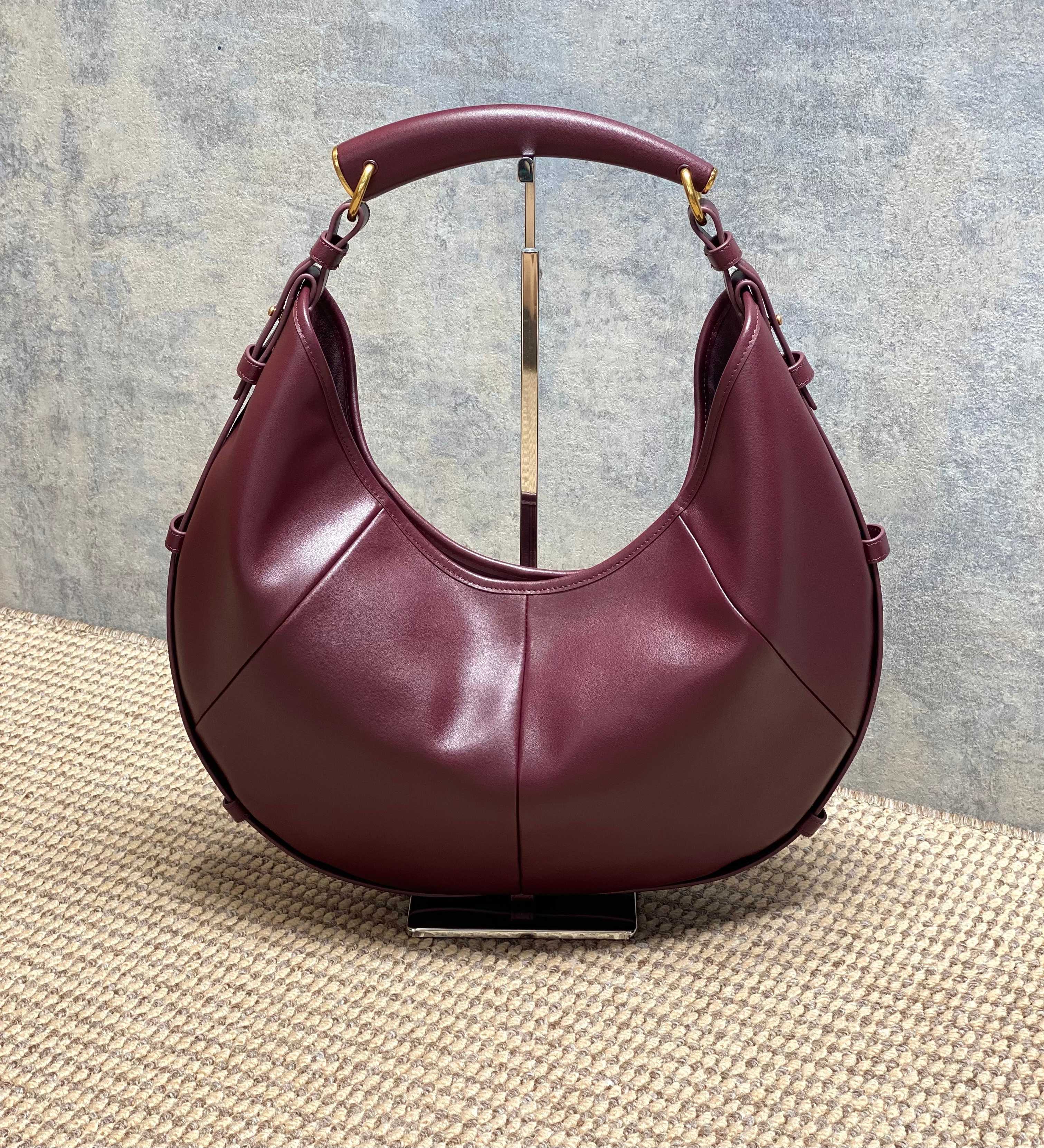 NO:812030,YSL Mombasa handbag, the crescent shape is very recognizable, the black leather texture is perfect, and the metal details are embellished, it is simple and high-end. It has a large capacity and can be worn for daily commuting. It can be carried on the shoulder or shoulder, and it is versatile regardless of clothes!  Inspired by the golden age of the millennium, it is both retro and modern. Fashionistas love it. It is a super popular item in the YSL family!  Model 841697 Size 24-48x31-44x3cm, YSL Saint Laurent grade original leather, saint laurent, saint laurent, louis vuitton, gold, Hermes,19860909YSL Mombasa手袋,新月造型超有辨识度,黑色皮革质感满分,金属细节点缀,简约又高级.容量大,通勤日常都能装,手提肩背都OK,百搭不挑衣服！灵感来自千禧黄金年代,复古与现代感兼具,时髦精们都爱它,是YSL家超火的热门单品！ 型号841697 尺寸24-48x31-44x3cm,YSL圣罗兰特级原厂皮,saint laurent,saint laurent,louis vuitton,gold,Hermes,,Bag
