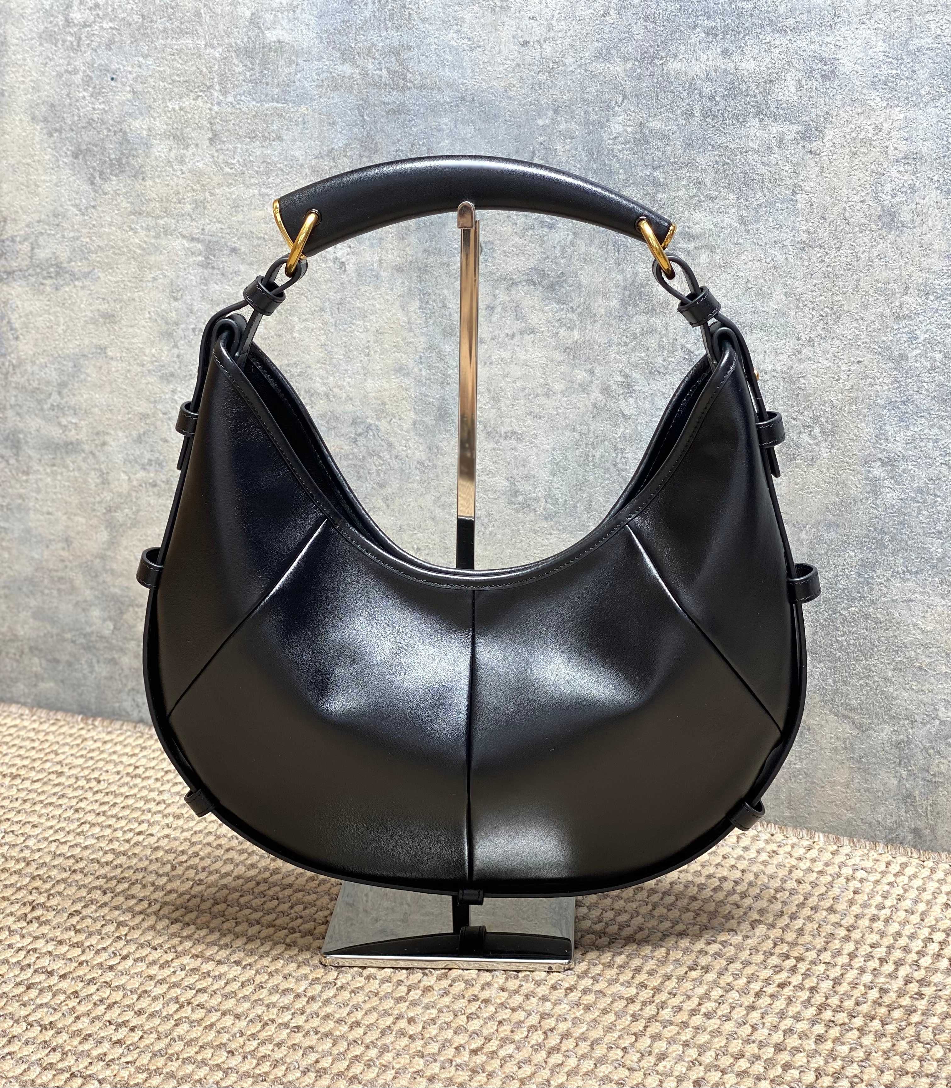NO:811988,YSL Mombasa handbag, the crescent shape is very recognizable, the black leather texture is perfect, and the metal details are embellished, it is simple and high-end. It has a large capacity and can be worn for daily commuting. It can be carried on the shoulder or shoulder, and it is versatile regardless of clothes!  Inspired by the golden age of the millennium, it is both retro and modern. Fashionistas love it. It is a super popular item in the YSL family!  Model 862029 Size 24-40x24-33x3cm, YSL Saint Laurent grade original leather, saint laurent, saint laurent, louis vuitton, gold, Hermes,19860909YSL Mombasa手袋,新月造型超有辨识度,黑色皮革质感满分,金属细节点缀,简约又高级.容量大,通勤日常都能装,手提肩背都OK,百搭不挑衣服！灵感来自千禧黄金年代,复古与现代感兼具,时髦精们都爱它,是YSL家超火的热门单品！ 型号862029 尺寸24-40x24-33x3cm,YSL圣罗兰特级原厂皮,saint laurent,saint laurent,louis vuitton,gold,Hermes,,Bag