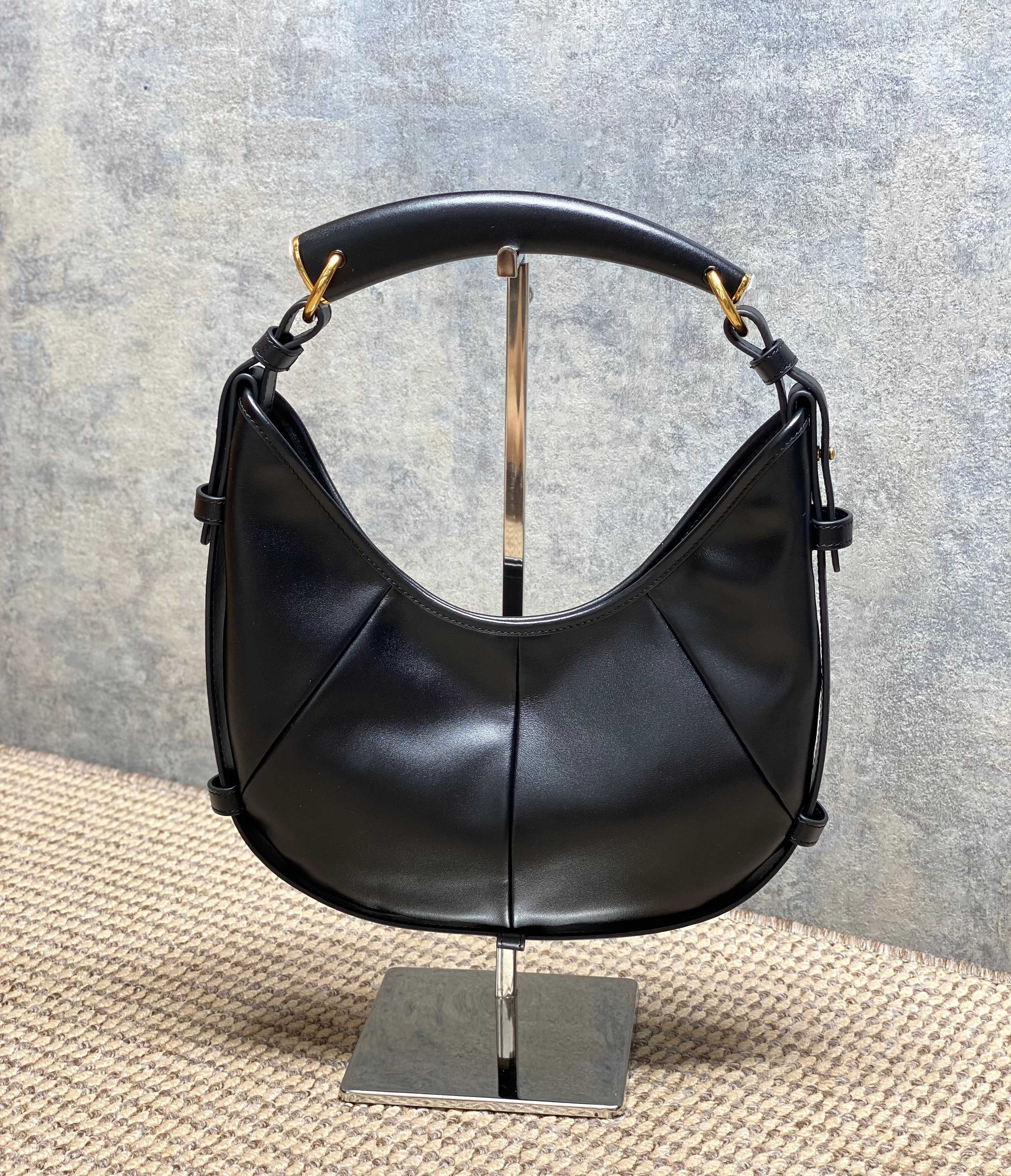 NO:811994,YSL Mombasa handbag, the crescent shape is very recognizable, the black leather texture is perfect, and the metal details are embellished, it is simple and high-end. It has a large capacity and can be worn for daily commuting. It can be carried on the shoulder or shoulder, and it is versatile regardless of clothes!  Inspired by the golden age of the millennium, it is both retro and modern. Fashionistas love it. It is a super popular item in the YSL family!  Model 851432 Size 20-27x15-22x3cm, YSL Saint Laurent grade original leather, saint laurent, saint laurent, louis vuitton, gold, Hermes,19860909YSL Mombasa手袋,新月造型超有辨识度,黑色皮革质感满分,金属细节点缀,简约又高级.容量大,通勤日常都能装,手提肩背都OK,百搭不挑衣服！灵感来自千禧黄金年代,复古与现代感兼具,时髦精们都爱它,是YSL家超火的热门单品！ 型号851432 尺寸20-27x15-22x3cm,YSL圣罗兰特级原厂皮,saint laurent,saint laurent,louis vuitton,gold,Hermes,,Bag