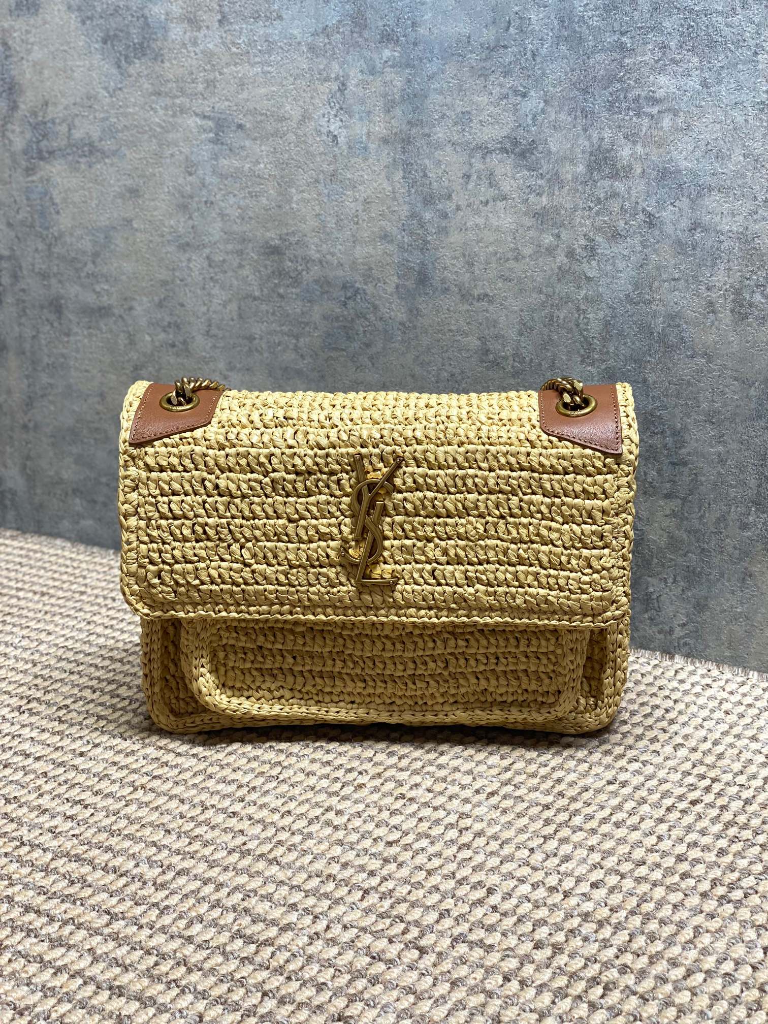 NO:812015,Niki series woven handbags, hand-woven material, with brown cowhide trim and metal chain, are full of holiday atmosphere. The YSL metal logo on the front is very recognizable, suitable for daily travel or vacation. The shoulder strap is adjustable and can be worn on one shoulder or crossbody. It is light and practical, and is a plus for fresh wear in summer. Size 28×8×20cm Code 498894, YSL Saint Laurent premium original leather, saint laurent, saint  laurent,cowhide,Hermes,19860909Niki系列编织手袋,手工编织材质,搭配棕色牛皮饰边和金属链条,度假氛围感满满.正面YSL金属标志超有辨识度,日常出行或度假都很适合.肩带可调节,单肩斜挎都OK,轻便又实用,夏天搭配清新穿搭超加分. 尺寸28×8×20cm 编码498894,YSL圣罗兰特级原厂皮,saint laurent,saint laurent,cowhide,Hermes,,Bag
