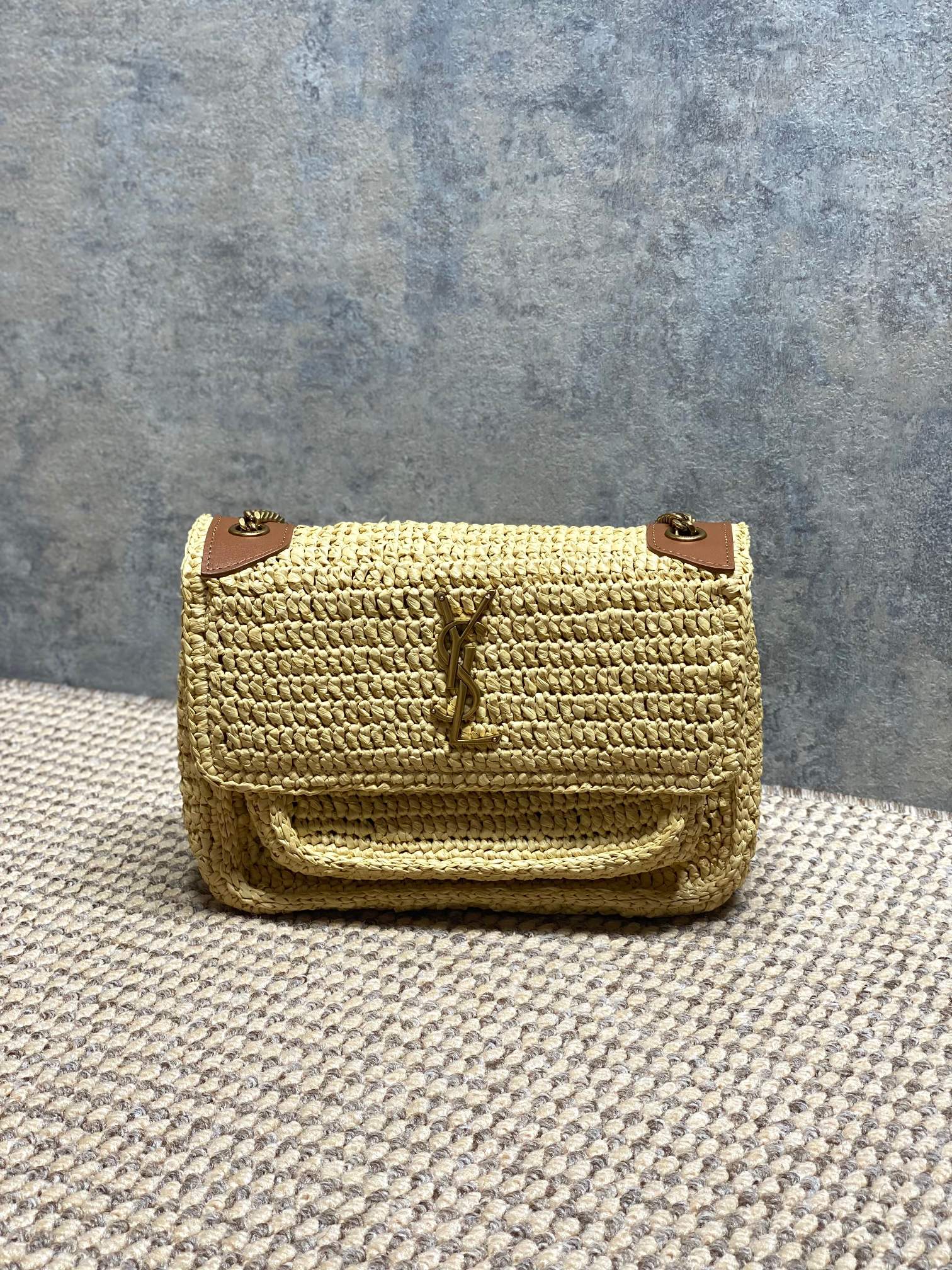 NO:812020,Niki series woven handbags, hand-woven material, with brown cowhide trim and metal chain, full of holiday atmosphere. The YSL metal logo on the front is very recognizable, suitable for daily travel or vacation. The shoulder strap is adjustable and can be worn on one shoulder or crossbody. It is light and practical, and it is a plus point for fresh wear in summer. Size 22×16×12cm Code 498892 #533037, YSL Saint Laurent premium original leather, saint  laurent,saint laurent,cowhide,Hermes,19860909Niki系列编织手袋,手工编织材质,搭配棕色牛皮饰边和金属链条,度假氛围感满满.正面YSL金属标志超有辨识度,日常出行或度假都很适合.肩带可调节,单肩斜挎都OK,轻便又实用,夏天搭配清新穿搭超加分. 尺寸22×16×12cm 编码498892 #533037,YSL圣罗兰特级原厂皮,saint laurent,saint laurent,cowhide,Hermes,,Bag
