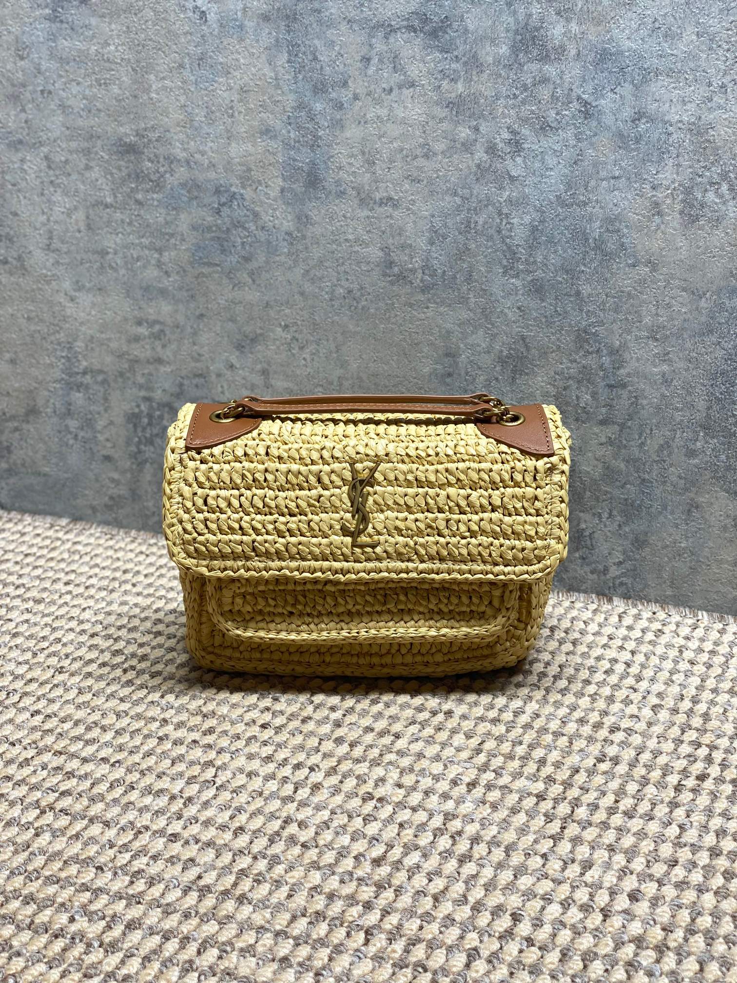NO:812025,Niki series woven mini handbags, hand-woven material, with brown cowhide trim and metal chain, full of holiday atmosphere. The YSL metal logo on the front is very recognizable, suitable for daily travel or vacation. The shoulder strap is adjustable and can be worn on one shoulder or cross-body. It is light and practical, and is a plus for fresh wear in summer. Size 18x12.5x5cm Code 828736, YSL Saint Laurent grade original leather, saint laurent, saint  laurent,cowhide,Hermes,19860909Niki系列编织mini手袋,手工编织材质,搭配棕色牛皮饰边和金属链条,度假氛围感满满.正面YSL金属标志超有辨识度,日常出行或度假都很适合.肩带可调节,单肩斜挎都OK,轻便又实用,夏天搭配清新穿搭超加分. 尺寸18x12.5x5cm 编码828736,YSL圣罗兰特级原厂皮,saint laurent,saint laurent,cowhide,Hermes,,Bag