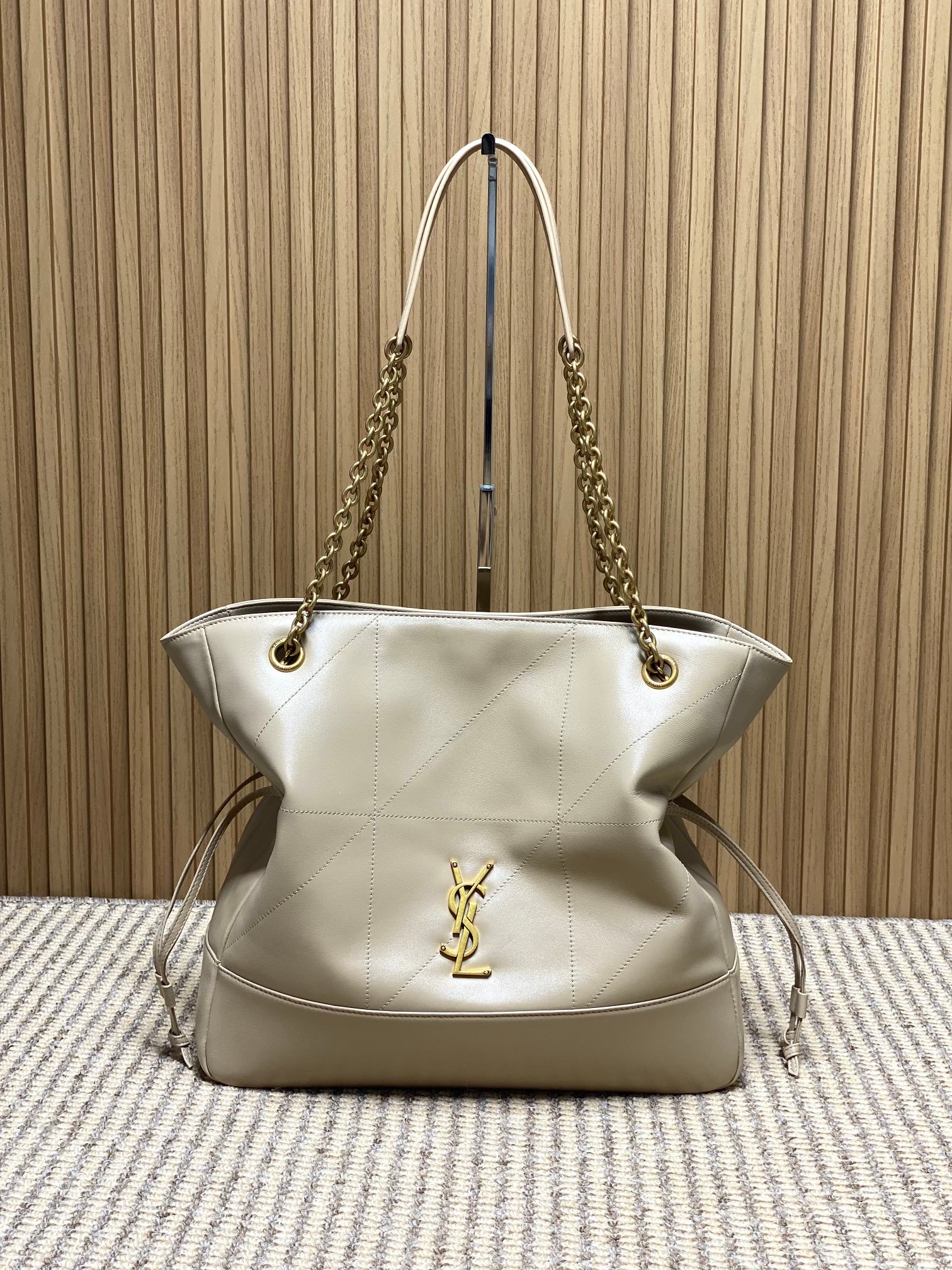 NO:812168,YSL Jamie large lucky bag bag, milky white sheepskin + gold chain, very recognizable. Quilting technology + YSL metal logo, perfect texture!  The size is about 35x35x10cm, with large capacity, suitable for commuting or short trips. The drawstring design is safer, and the chain shoulder strap can be carried on one shoulder or in the hand. It is practical and fashionable. It is a classic and popular model of Yves Saint Laurent!  Size 35x35x10cm Model 809824, YSL Saint Laurent grade original leather, saint laurent, saint laurent, sheepskin, Hermes,19860909YSL Jamie大号福袋包,奶白色羊皮+金色链条,约又超有辨识度.绗缝工艺+YSL金属Logo,质感满分！尺寸约35x35x10cm,容量大,通勤or短途旅行都OK.抽绳设计更安全,链条肩带可单肩/手提,实用又时髦,是圣罗兰经典热门款！ 尺寸35x35x10cm 型号809824,YSL圣罗兰特级原厂皮,saint laurent,saint laurent,sheepskin,Hermes,,Bag