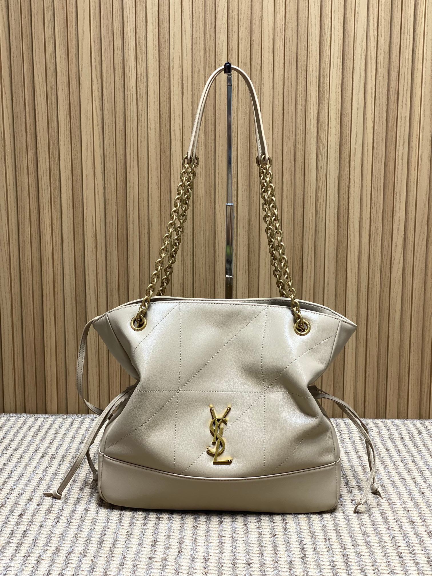 NO:812171,YSL Jamie small lucky bag bag, musk green sheepskin + gold chain, very recognizable. Quilting technology + YSL metal logo, perfect texture!  It has a large capacity and is suitable for commuting or short trips. The drawstring design is safer and the chain shoulder strap can be carried on one shoulder or in the hand. It is practical and fashionable. It is a classic and popular model of Yves Saint Laurent!  Size 27x29x11cm Model 833948, YSL Saint Laurent grade original leather, saint laurent, saint laurent, sheepskin, Hermes,19860909YSL Jamie小号福袋包,麝香绿羊皮+金色链条,约又超有辨识度.绗缝工艺+YSL金属Logo,质感满分！容量大,通勤or短途旅行都OK.抽绳设计更安全,链条肩带可单肩/手提,实用又时髦,是圣罗兰经典热门款！ 尺寸27x29x11cm 型号833948,YSL圣罗兰特级原厂皮,saint laurent,saint laurent,sheepskin,Hermes,,Bag