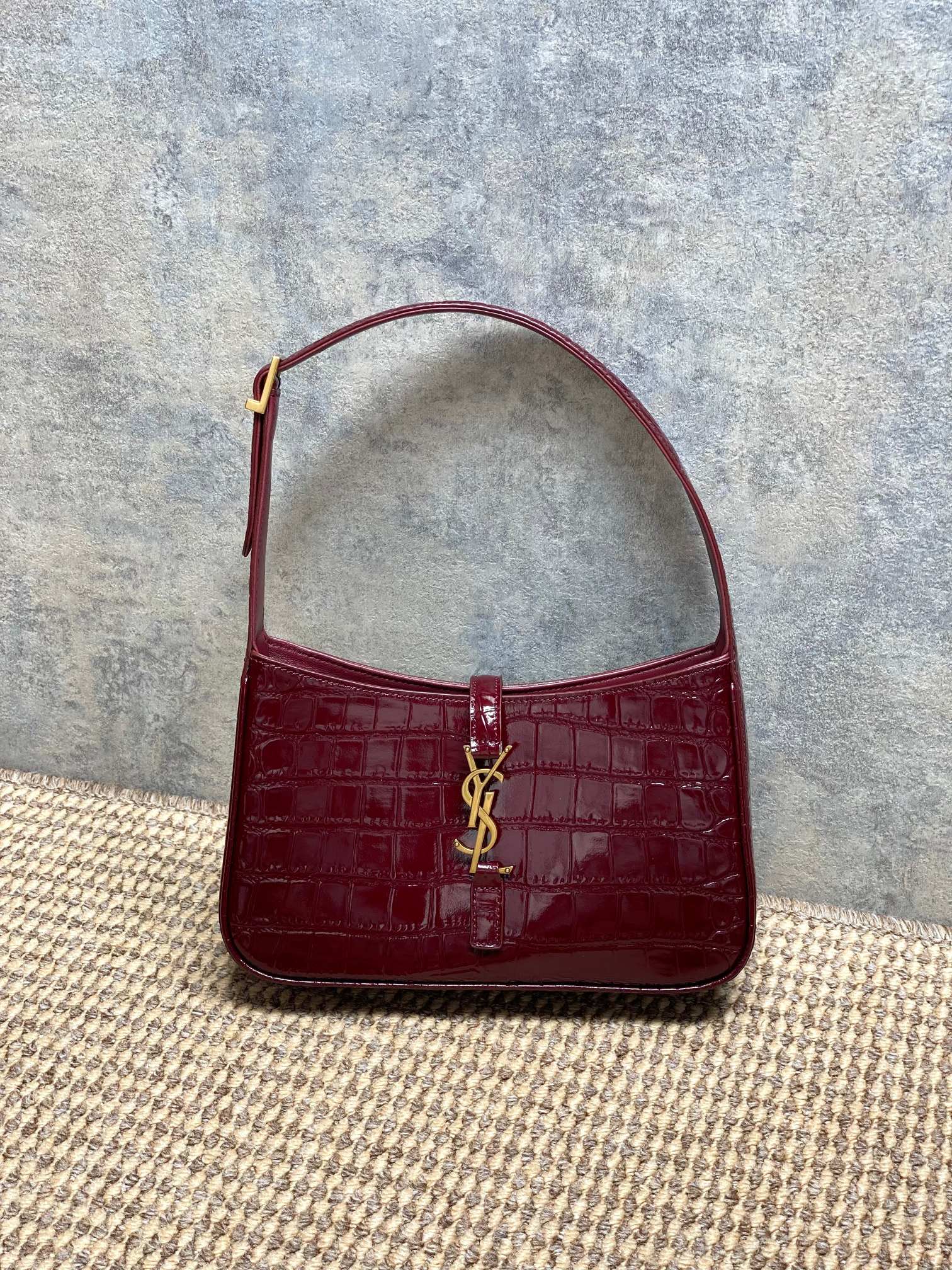 NO:812087,YSL LE 5A7 underarm bag, crocodile embossed cowhide + retro gold YSL logo, simple and highly recognizable. Hobo curved bag shape, light and easy to carry, suitable for commuting and dating! The shoulder strap is adjustable, it can be carried in the hand or carried under the armpit, and the color is versatile. It can be easily worn in skirts and suits. It is a practical and high-end fashion item!  Code 657228 Size 23x16x6.5cm, YSL Saint Laurent grade original leather, saint laurent, saint laurent, skirts, business suit, cowhide, Hermes,19860909YSL LE 5A7腋下包,鳄鱼压纹牛皮+复古金色YSL标志,简约又超有辨识度. Hobo弧形包型,轻盈能装,通勤约会都OK!肩带可调节,手提or腋下背都时髦,配色百搭,裙装西装都能轻松驾驭,是实用又高级的时尚单品！ 编码657228 尺寸23x16x6.5cm,YSL圣罗兰特级原厂皮,saint laurent,saint laurent,skirts,business suit,cowhide,Hermes,,Bag