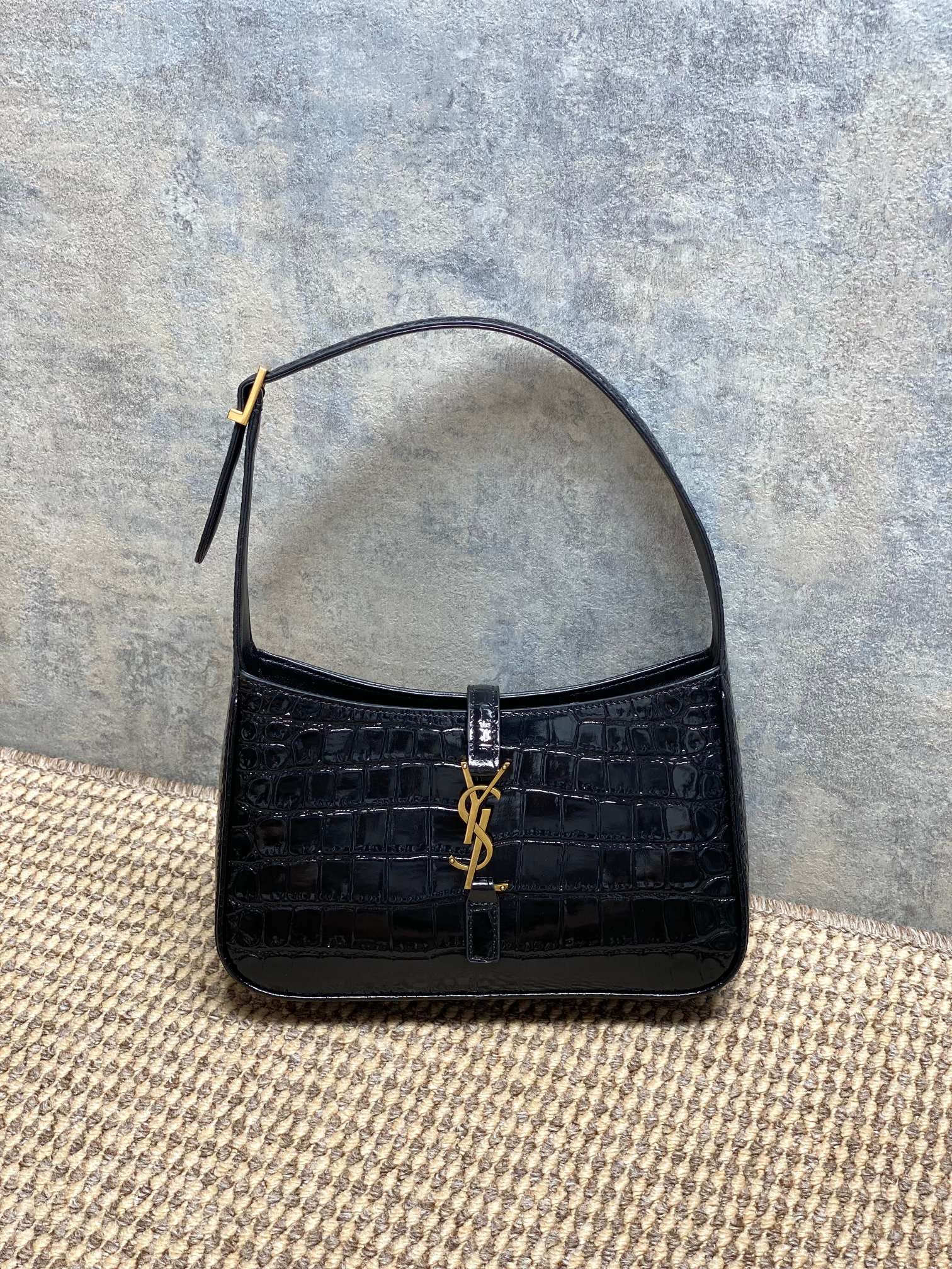 NO:812093,YSL LE 5A7 armpit bag, crocodile embossed cowhide + retro gold YSL logo, simple and highly recognizable. Hobo curved bag shape, light and easy to carry, suitable for commuting and dating! The shoulder strap is adjustable, it can be carried in the hand or carried under the armpit. The black and gold color is versatile, and can be easily worn in skirts and suits. It is a practical and high-end fashion item!  Code 657228 Size 23x16x6.5cm, YSL Saint Laurent grade original leather, saint laurent, saint laurent, skirts, business suit, cowhide, Hermes,19860909YSL LE 5A7腋下包,鳄鱼压纹牛皮+复古金色YSL标志,简约又超有辨识度. Hobo弧形包型,轻盈能装,通勤约会都OK!肩带可调节,手提or腋下背都时髦,黑金配色百搭,裙装西装都能轻松驾驭,是实用又高级的时尚单品！ 编码657228 尺寸23x16x6.5cm,YSL圣罗兰特级原厂皮,saint laurent,saint laurent,skirts,business suit,cowhide,Hermes,,Bag