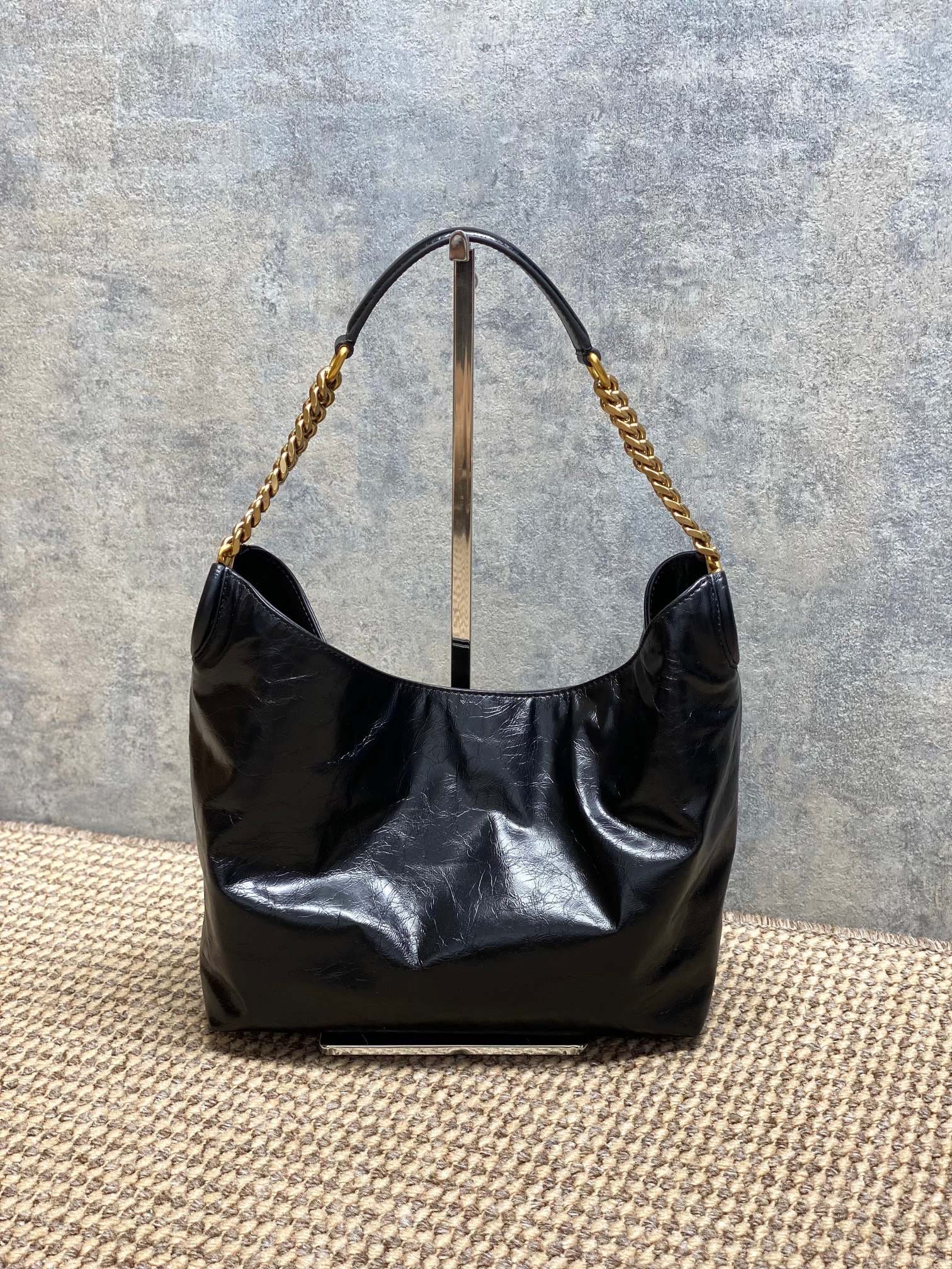 NO:812165,Ysl's latest oil-waxed leather chain Hobo bag is full of luster, soft and durable, and full of retro feel. The metal chain shoulder strap design is exquisite and textured. The Hobo bag has a large capacity and can easily hold notebooks, water bottles and other items for daily commuting. The black color is versatile, and the chain adds a sense of fashion. It can be easily held whether in casual or formal wear. It is the first choice for a practical and design bag!  Model 871222F size 23×19×9cm, YSL Saint Laurent grade original leather, saint laurent, saint laurent, Hermes,19860909Ysl 最新款 油蜡皮链条Hobo包,光泽感满满,手感柔软又耐用,复古感十足.金属链条肩带设计,精致又有质感,Hobo包型容量大,通勤日常都能轻松装下笔记本、水杯等物品.黑色百搭,链条增添时尚感,无论休闲还是正式穿搭都能轻松hold住,是实用与设计感兼具的包包首选！ 型号871222F 尺寸23×19×9cm,YSL圣罗兰特级原厂皮,saint laurent,saint laurent,Hermes,,Bag