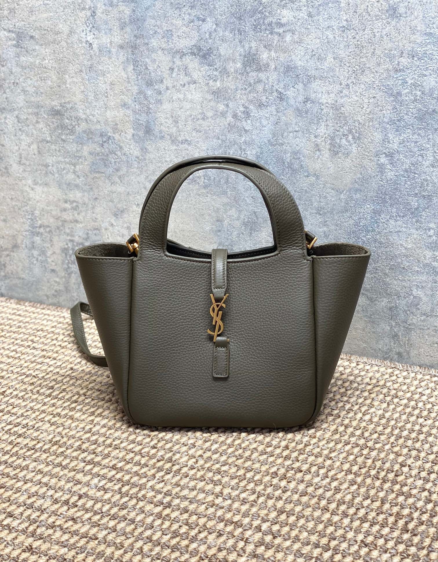 NO:812060,YSL Bea small tote bag is made of soft deerskin, with a delicate and wear-resistant feel. The black and gold color scheme + metal logo are very recognizable. It has a simple and elegant design, which can be carried on the shoulder or shoulder, and can be worn for commuting and leisure. It has a moderate capacity and can easily hold daily items. It is practical and fashionable!  The Bea series focuses on relaxation and can be easily controlled in the workplace and life. It is one of YSL's most popular models. Size 18x15x13cm Model 872469F, YSL Saint Laurent grade original leather, saint laurent, saint laurent, totes, Hermes,19860909YSL Bea小号托特包,选用柔软鹿皮,手感细腻耐磨,黑金配色+金属Logo超有辨识度.简约大气设计,手提肩背都OK,通勤休闲都能搭.容量适中,日常物品轻松装下,实用又时髦！Bea系列主打松弛感,职场生活都能轻松驾驭,是YSL热门款之一. 尺寸18x15x13cm 型号872469F,YSL圣罗兰特级原厂皮,saint laurent,saint laurent,totes,Hermes,,Bag