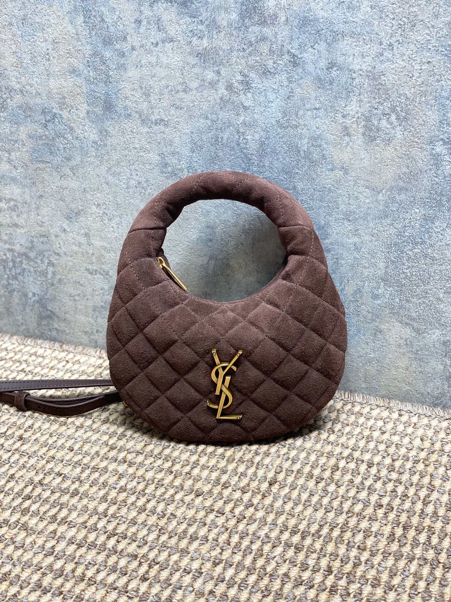 NO:851310,YSL ICARI NO frosted suede leather handbag, rhombus pattern + metal logo, full marks for French elegance. Mini Hobo bag shape, suitable for hand-held or cross-body wear, easy to carry for daily outings and dates. The color is super versatile, and the interior space is small but can hold daily small items, practical and fashionable!  The ICARINO series has been YSL's most popular product in recent years. It is carried by celebrity bloggers and has a strong sense of fashion!  Model 871329 Size 19x12x5, YSL Saint Laurent grade original leather, saint laurent, saint laurent, Hermes,19860909YSL ICARI NO磨砂反绒皮手袋,菱格纹+金属Logo,法式优雅满分.迷你Hobo包型,手提or斜挎都OK,日常出街、约会都能轻松驾驭.配色超百搭,内部空间虽小但能装下日常小物,实用又时髦！ICARINO系列是YSL近年热门,明星博主都在背,时尚感爆棚！ 型号871329 尺寸19x12x5,YSL圣罗兰特级原厂皮,saint laurent,saint laurent,Hermes,,Bag
