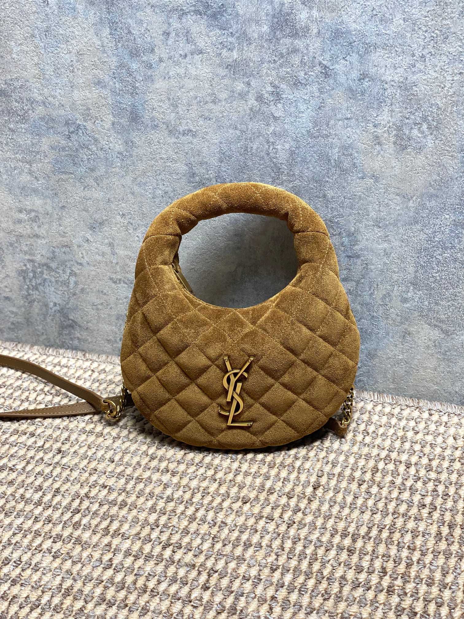 NO:851320,YSL ICARI NO black and gold sheepskin handbag is made of high-quality sheepskin, diamond pattern + metal logo, full of French elegance. Mini Hobo bag shape, suitable for hand-held or cross-body wear, easy to carry on daily trips or dates. The black and gold color is super versatile, and the interior space is small but can hold daily small items, practical and fashionable!  The ICARINO series has been YSL's most popular product in recent years. It is carried by celebrity bloggers and has a strong sense of fashion!  Model 871329 Size 19x12x5, YSL Saint Laurent grade original leather, saint laurent, saint laurent, sheepskin, Hermes,19860909YSL ICARI NO黑金羊皮手袋,选用优质羊皮,菱格纹+金属Logo,法式优雅满分.迷你Hobo包型,手提or斜挎都OK,日常出街、约会都能轻松驾驭.黑金配色超百搭,内部空间虽小但能装下日常小物,实用又时髦！ICARINO系列是YSL近年热门,明星博主都在背,时尚感爆棚！ 型号871329 尺寸19x12x5,YSL圣罗兰特级原厂皮,saint laurent,saint laurent,sheepskin,Hermes,,Bag