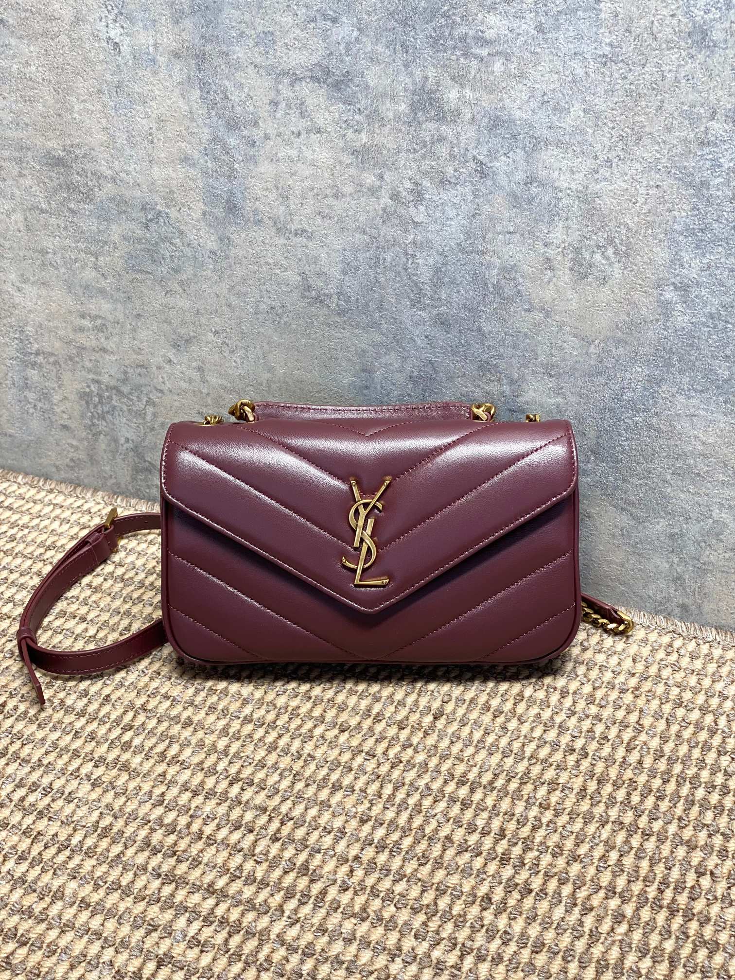 NO:812158,YSL's latest Loulou envelope bag, black lambskin + V-pattern quilting, metal logo is very recognizable. The chain shoulder strap is adjustable and can be carried as a handbag, one shoulder, or cross-body. It can be easily controlled for daily commuting or dating. There is a detachable small bag and mirror inside, which is super convenient for storage!  The size is just right and can be used for cell phones and cosmetics. It is practical and fashionable. It is a classic and versatile model of Saint Laurent. It looks good with any combination~ Model 869461, size 25x13x6cm, YSL Saint Laurent grade original leather, saint laurent, saint laurent, sheepskin, Hermes,19860909YSL 最新 Loulou信封包,黑色小羊皮+V纹绗缝,金属Logo超有辨识度.链条肩带可调节,手提、单肩、斜挎都OK,日常通勤或约会都能轻松驾驭.内部有可拆卸小包和镜子,收纳超方便！尺寸刚好,手机、化妆品都能装,实用又时髦,是圣罗兰家的经典百搭款,怎么搭都好看～ 型号869461 尺寸25x13x6cm,YSL圣罗兰特级原厂皮,saint laurent,saint laurent,sheepskin,Hermes,,Bag