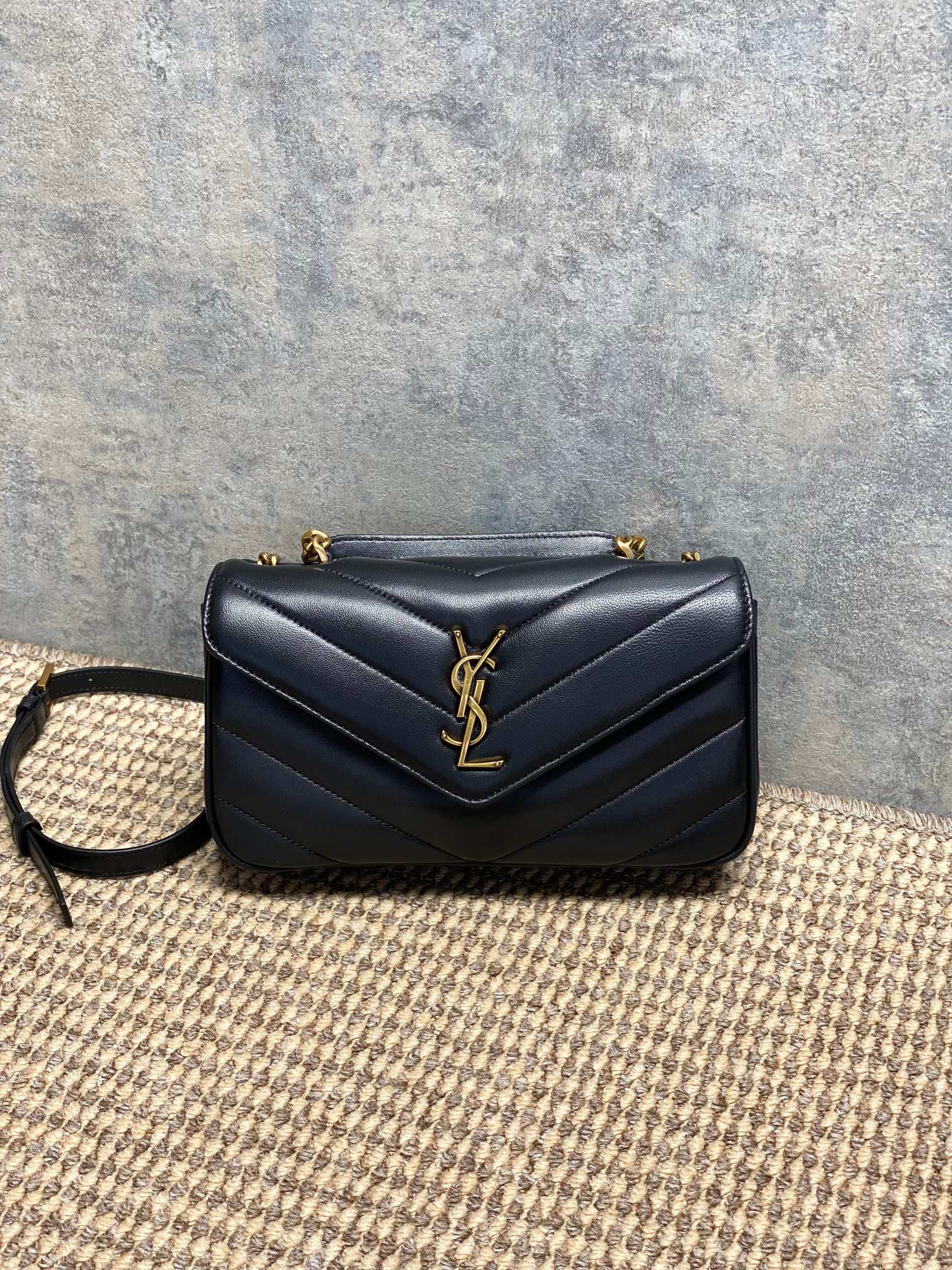 NO:812160,YSL's latest Loulou envelope bag, black lambskin + V-pattern quilting, metal logo is very recognizable. The chain shoulder strap is adjustable and can be carried as a handbag, one shoulder, or cross-body. It can be easily controlled for daily commuting or dating. There is a detachable small bag and mirror inside, which is super convenient for storage!  The size is just right and can be used for cell phones and cosmetics. It is practical and fashionable. It is a classic and versatile model of the Saint Laurent family. It looks good with any combination~ Model 869461F68, size 25x13x6cm, YSL Saint Laurent grade original leather, saint laurent, saint laurent, sheepskin, Hermes,19860909YSL 最新 Loulou信封包,黑色小羊皮+V纹绗缝,金属Logo超有辨识度.链条肩带可调节,手提、单肩、斜挎都OK,日常通勤或约会都能轻松驾驭.内部有可拆卸小包和镜子,收纳超方便！尺寸刚好,手机、化妆品都能装,实用又时髦,是圣罗兰家的经典百搭款,怎么搭都好看～ 型号869461F68 尺寸25x13x6cm,YSL圣罗兰特级原厂皮,saint laurent,saint laurent,sheepskin,Hermes,,Bag