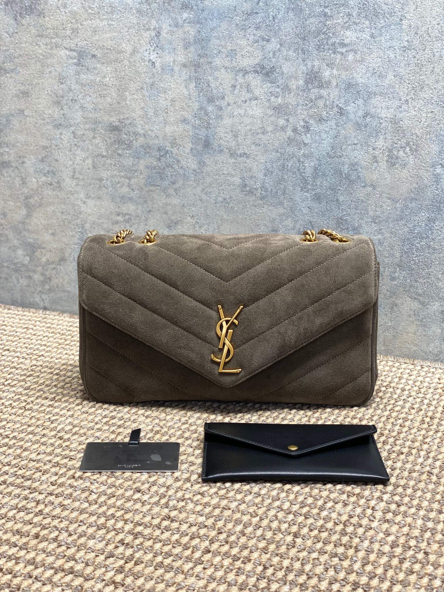 NO:812138,Musk green YSL LouLou chain bag, V-pattern quilted frosted suede leather, soft to the touch and durable. Gold YSL logo + chain shoulder strap, can be carried as a handbag, one shoulder, or cross-body, and can be easily used for commuting and dating!  There is a detachable small card holder and a double-sided mirror inside, which is practical and considerate. The classic black and gold color scheme is versatile and timeless. It is the iconic design of the Yves Saint Laurent house and a must-have for fashionistas!  Code 801439 Size 29x17x8cm, YSL Saint Laurent grade original leather, saint laurent, saint laurent, Hermes,19860909麝香绿 YSL LouLou链条包,V纹绗缝磨砂反绒皮,手感柔软又耐用.金色YSL标志+链条肩带,手提、单肩、斜挎都OK,通勤约会都能轻松驾驭！内部有可拆卸小卡包和双面镜,实用又贴心.经典黑金配色,百搭不过时,是圣罗兰家的标志性设计,时髦精必入！ 编码801439 尺寸29x17x8cm,YSL圣罗兰特级原厂皮,saint laurent,saint laurent,Hermes,,Bag