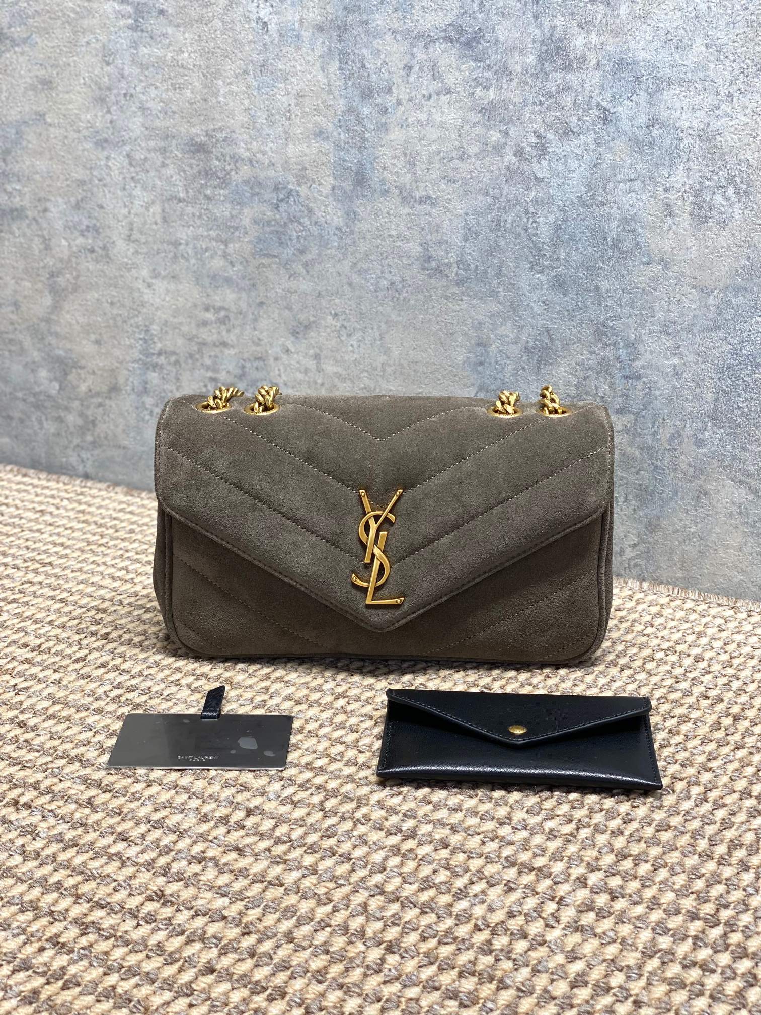 NO:812140,YSL LouLou chain bag, V-pattern quilted frosted suede, feels soft and durable. Gold YSL logo + chain shoulder strap, it can be carried as a handbag, on one shoulder, or as a crossbody, and can be easily carried on commuting and dating!  There is a detachable small card holder and a double-sided mirror inside, which is practical and considerate. The classic black and gold color scheme is versatile and timeless. It is the iconic design of the Yves Saint Laurent house and a must-have for fashionistas!  Code 801437 Size 24x14x6cm, YSL Saint Laurent grade original leather, saint laurent, saint laurent, Hermes,19860909YSL LouLou链条包,V纹绗缝磨砂反绒皮,手感柔软又耐用.金色YSL标志+链条肩带,手提、单肩、斜挎都OK,通勤约会都能轻松驾驭！内部有可拆卸小卡包和双面镜,实用又贴心.经典黑金配色,百搭不过时,是圣罗兰家的标志性设计,时髦精必入！ 编码801437 尺寸24x14x6cm,YSL圣罗兰特级原厂皮,saint laurent,saint laurent,Hermes,,Bag