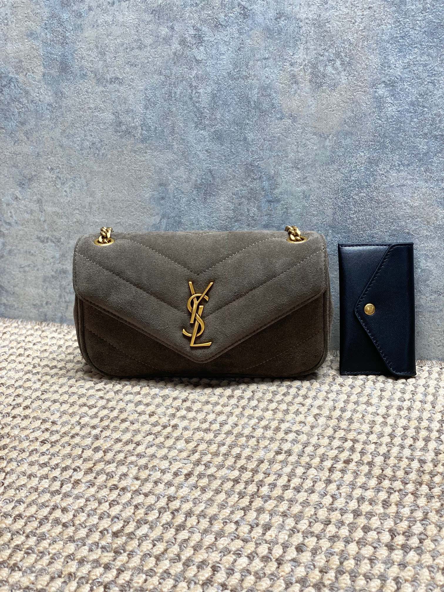 NO:812146,YSL LouLou mini chain bag, quilted frosted suede + gold logo, simple, elegant and super textured. V-shaped quilting technology, soft and durable, mini size and lightweight, perfect for daily travel or dates!  The adjustable metal chain allows you to switch between shoulder, cross-body and hand-held styles at will. The internal space is reasonable and can accommodate a mobile phone card holder. The classic black color is versatile and timeless. It is the iconic design of Yves Saint Laurent and a must-have for fashionistas!  Code 821749 Size 20x12x5cm, YSL Saint Laurent grade original leather, saint laurent, saint laurent, Hermes,19860909YSL LouLou迷你链条包,绗缝磨砂反绒皮+金色Logo,简约优雅超有质感.V字绗缝工艺,手感柔软又耐用,迷你尺寸轻便,日常出行或约会都很适合！可调节金属链条,单肩、斜挎、手提随心切换,内部空间合理,手机卡包都能装下.经典黑色百搭不过时,是圣罗兰标志性设计,时髦精必入！ 编码821749 尺寸20x12x5cm,YSL圣罗兰特级原厂皮,saint laurent,saint laurent,Hermes,,Bag
