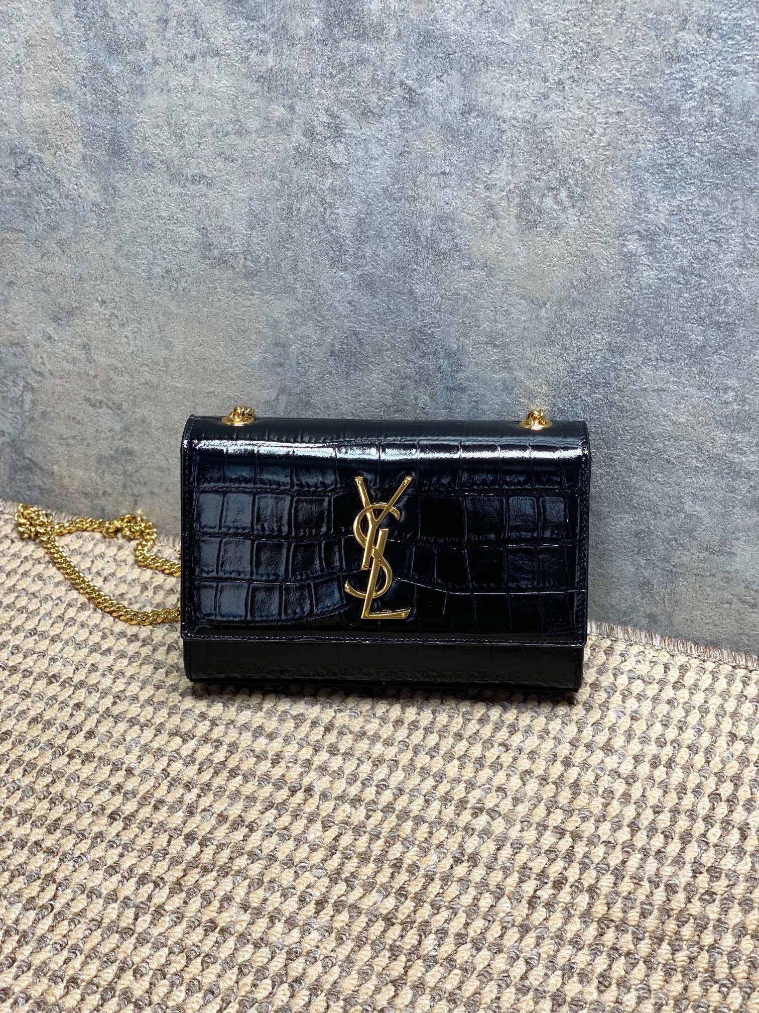 NO:812099,YSL KATE series crocodile pattern chain bag is made of crocodile embossed leather, full of luster, with metal chain and YSL logo, retro and noble. Medium size, moderate capacity, easy to carry for commuting or dinner. The burgundy color is super white, and it goes well with sweaters and coats in autumn and winter. The chain shoulder strap can be worn on one shoulder or cross-body. It has various carrying methods, practical and fashionable. It is a popular YSL classic!  Size 20x14x5cm Code 377629, YSL Saint Laurent grade original leather, saint laurent, saint laurent, jackets & coats, sweaters, Hermes,19860909YSL KATE系列鳄鱼纹链条包,采用鳄鱼压纹皮革,光泽感满满,搭配金属链条和YSL标志,复古又贵气.中号尺寸,容量适中,通勤或晚宴都能轻松驾驭.酒红色超显白,秋冬搭配毛衣、外套都很出彩,链条肩带可单肩或斜挎,背法多样,实用又时髦,是YSL经典热门款！ 尺寸20x14x5cm 编码 377629,YSL圣罗兰特级原厂皮,saint laurent,saint laurent,jackets & coats,sweaters,Hermes,,Bag