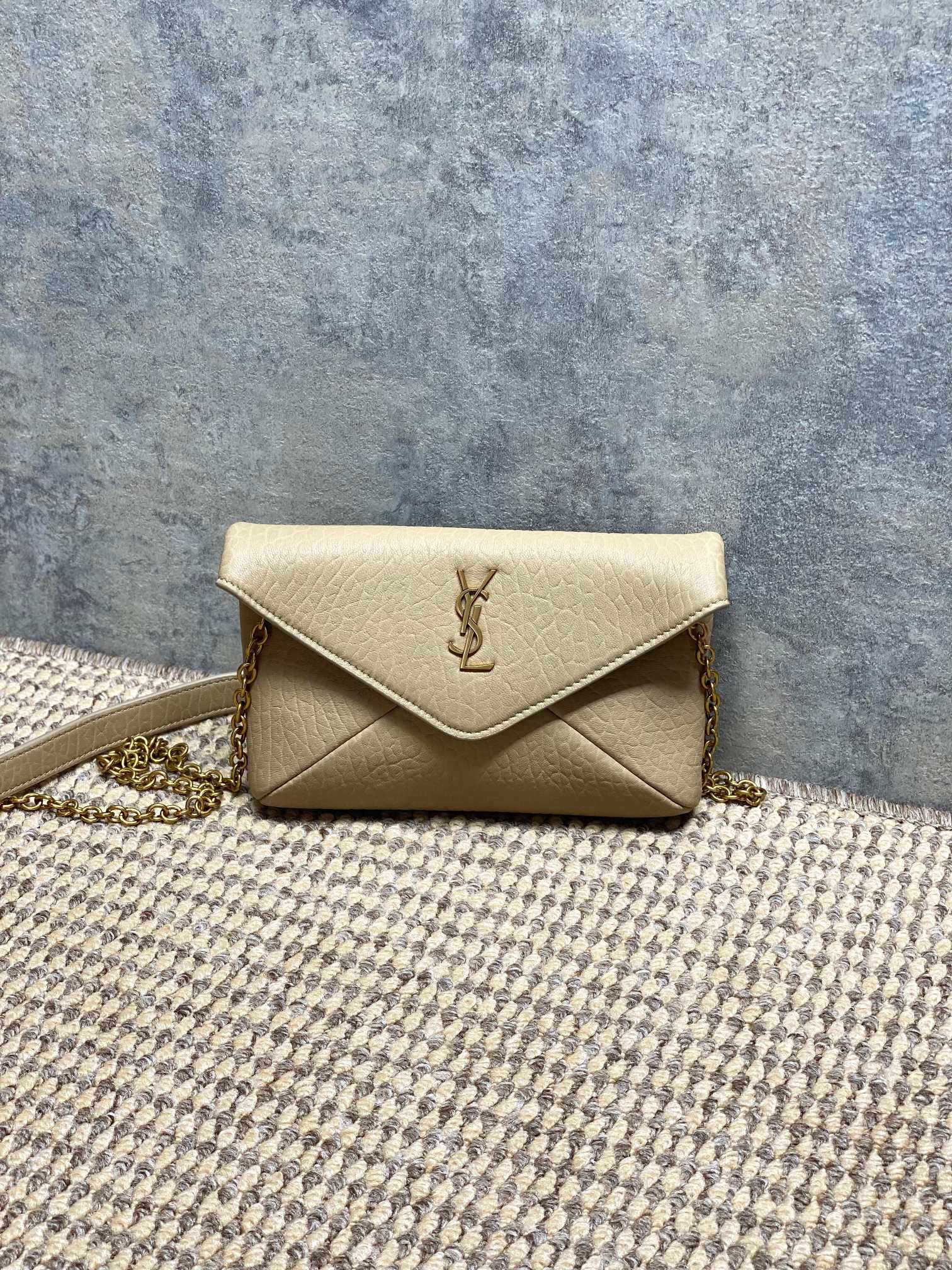 NO:812119,Calypso's new mini chain bag is a different envelope bag, sheepskin + metal logo, full of low-key luxury!  The metal chain shoulder strap is suitable for hand-holding, one-shoulder or cross-body wear, and can be easily carried on daily outings or at dinner parties. It is lightweight and self-weighted, and has a reasonable internal space. It can hold mobile phones, card holders, and lipsticks. The envelope-style design is very recognizable, practical and fashionable. It is a classic and popular YSL style. I really recommend it!  Size 19x12×3cm Model 819271, YSL Saint Laurent grade original leather, saint laurent, saint laurent, sheepskin, Hermes,19860909Calypso 新款 mini链条包 不一样的信封包 ,羊皮+金属Logo,低调奢华感满满！金属链条肩带,手拿、单肩、斜挎都OK,日常出街或晚宴都能轻松驾驭.轻巧自重,内部空间合理,手机、卡包、口红都能装下.信封式设计超有辨识度,实用又时髦,是YSL经典热门款,真的很推荐入手！ 尺寸19x12×3cm 型号819271,YSL圣罗兰特级原厂皮,saint laurent,saint laurent,sheepskin,Hermes,,Bag